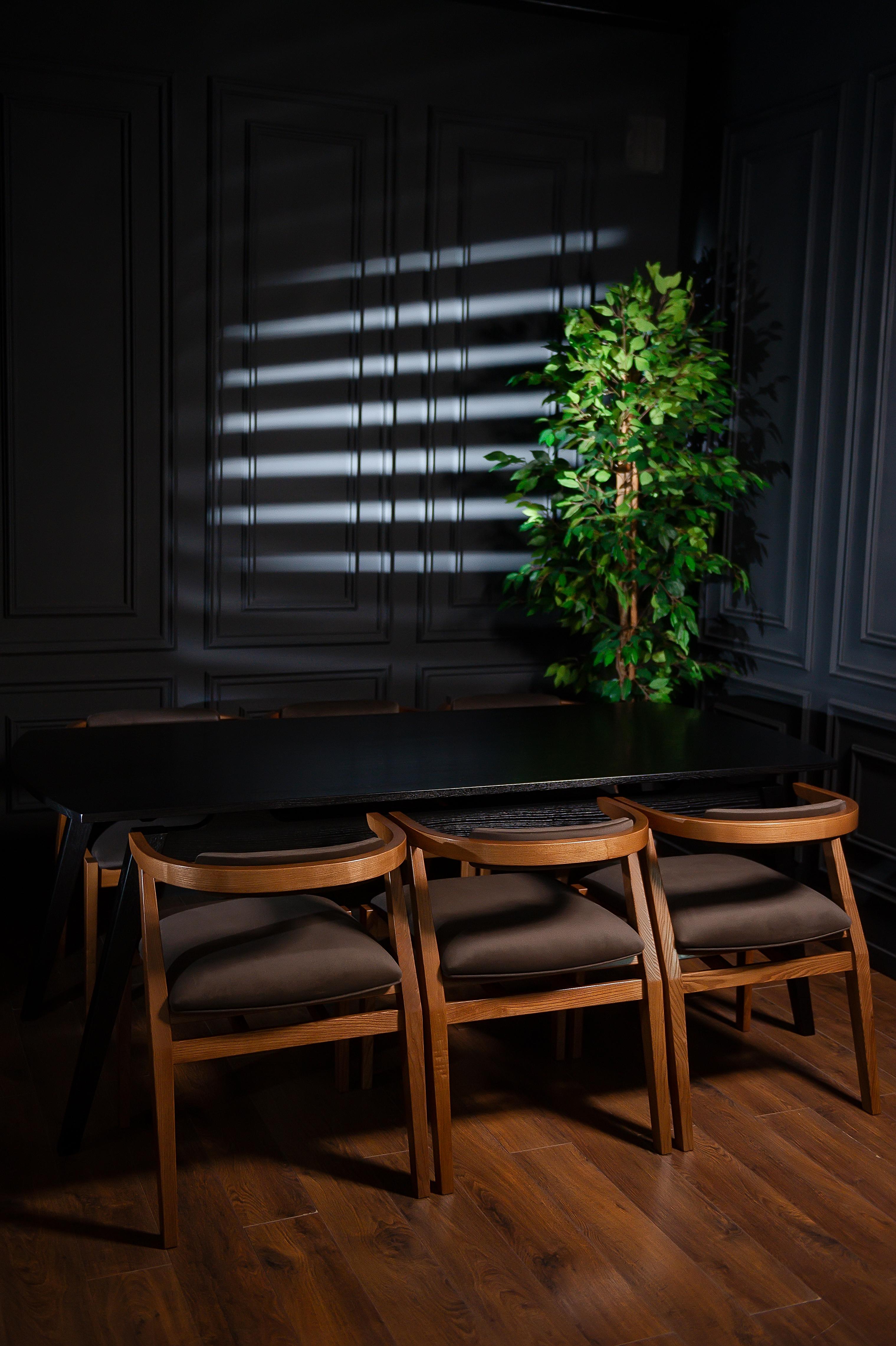Table de salle à manger en bois noir acline en vente 3
