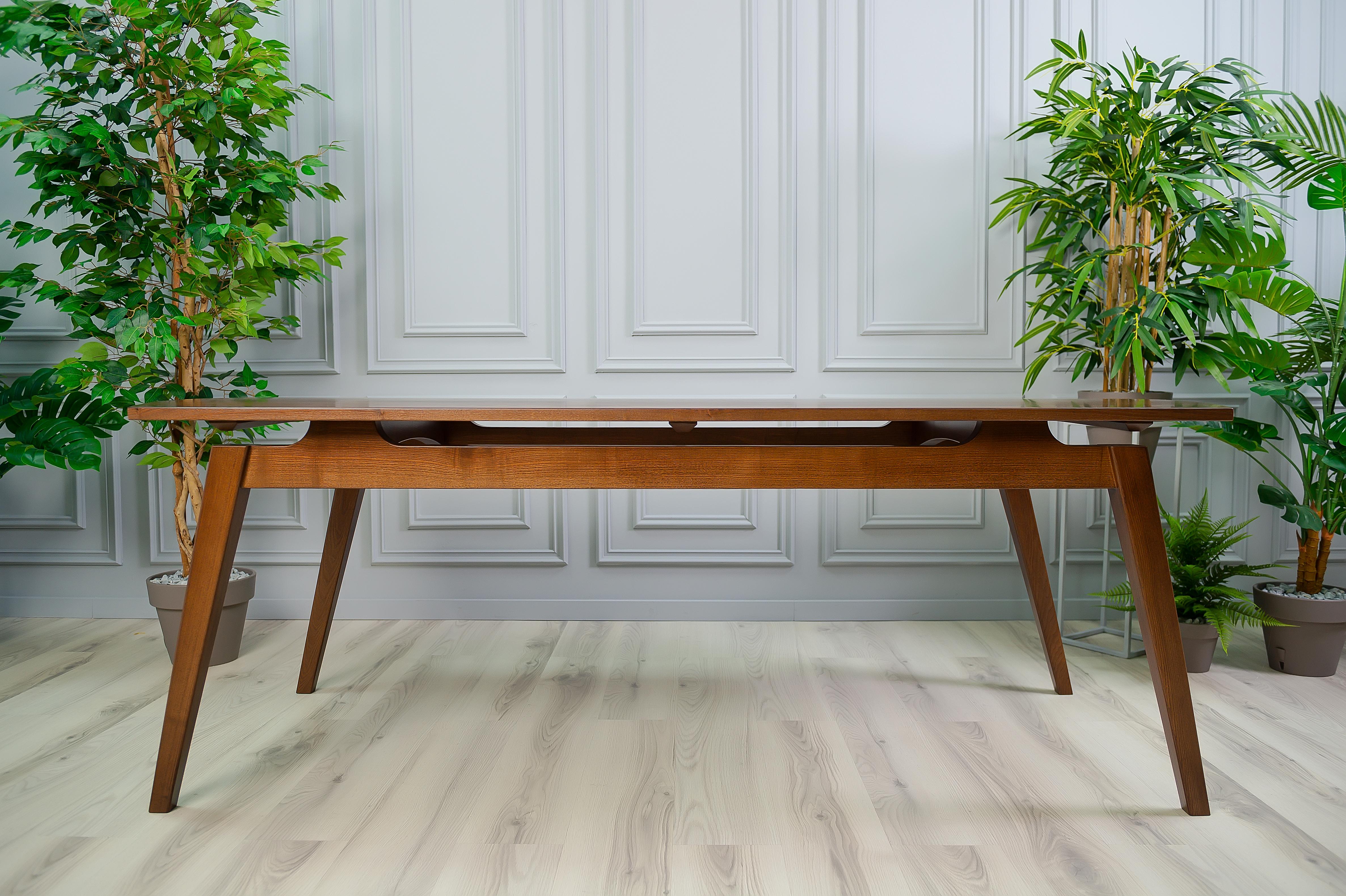 La table de salle à manger Acline offre une présentation unique qui offre une expérience de salle à manger spacieuse et élégante à la fois. L'angle et les garnitures de cette table permettent une expression moderne du milieu du siècle qui peut