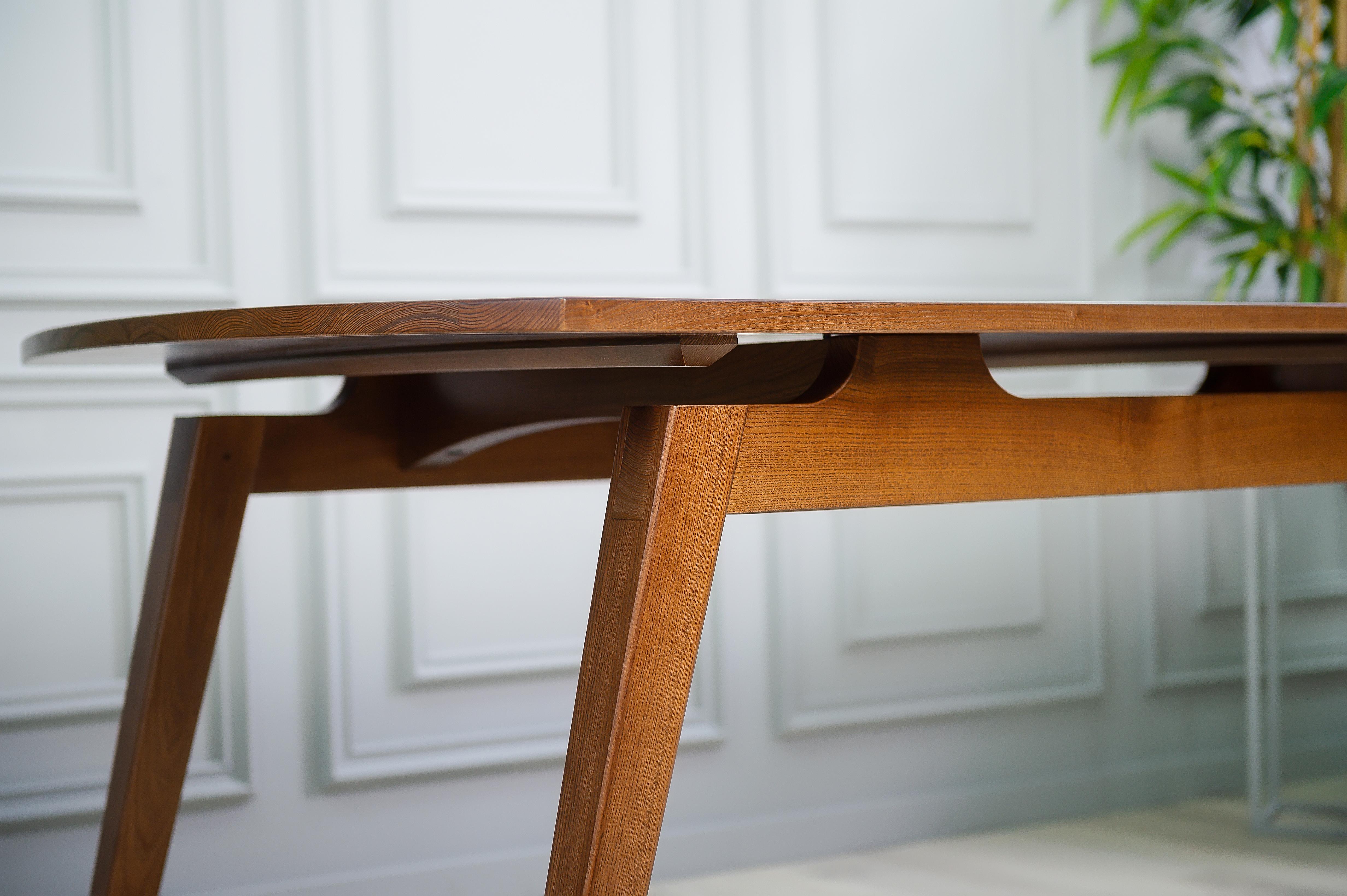 Table à manger Acline en bois massif brun Neuf - En vente à Naperville, IL