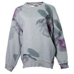 Acne, jersey gris con estampado de rosas