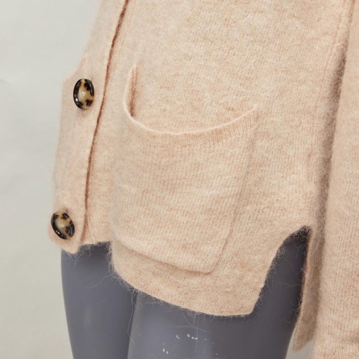 ACNE STUDIOS beige alpaca wool blend patch pocket large button front cardigan XS
Reference: KYCG/A00019
Brand: Acne Studios
Model: FN WN KNIT000071
Material: Alpaca, Wool, Nylon
Color: Beige
Pattern: Solid
Closure: Button
Made in: