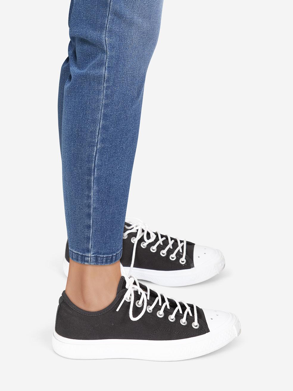 El ESTADO es Muy bueno. Las zapatillas presentan un desgaste mínimo. Decoloración en el borde de ambas suelas y en el lado derecho del zapato izquierdo. Desplúmate hacia el tejido en el lado derecho del zapato derecho en este artículo usado de