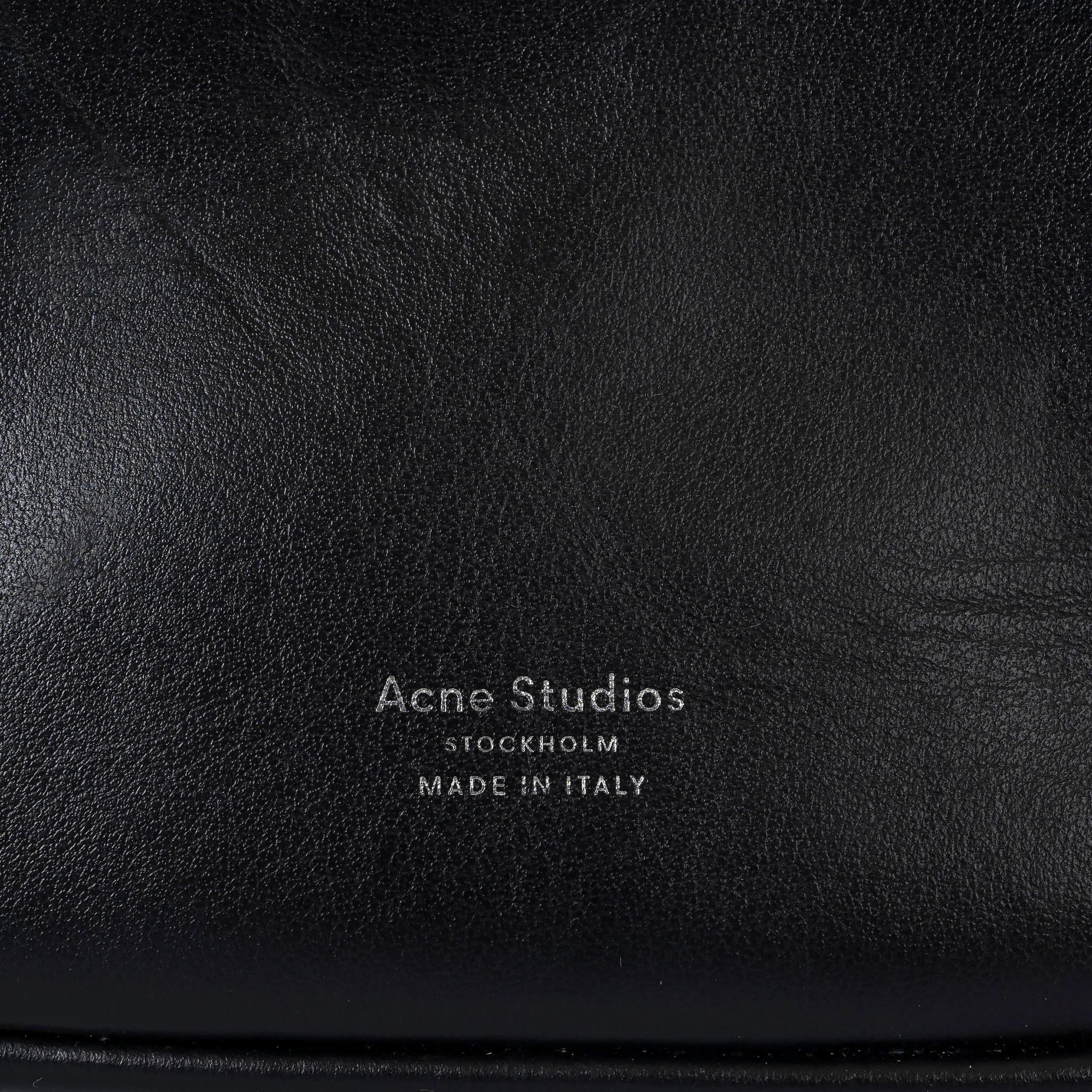 ACNE STUDIOS Riñonera MUSUBI DOBLE de cuero negro en venta 1
