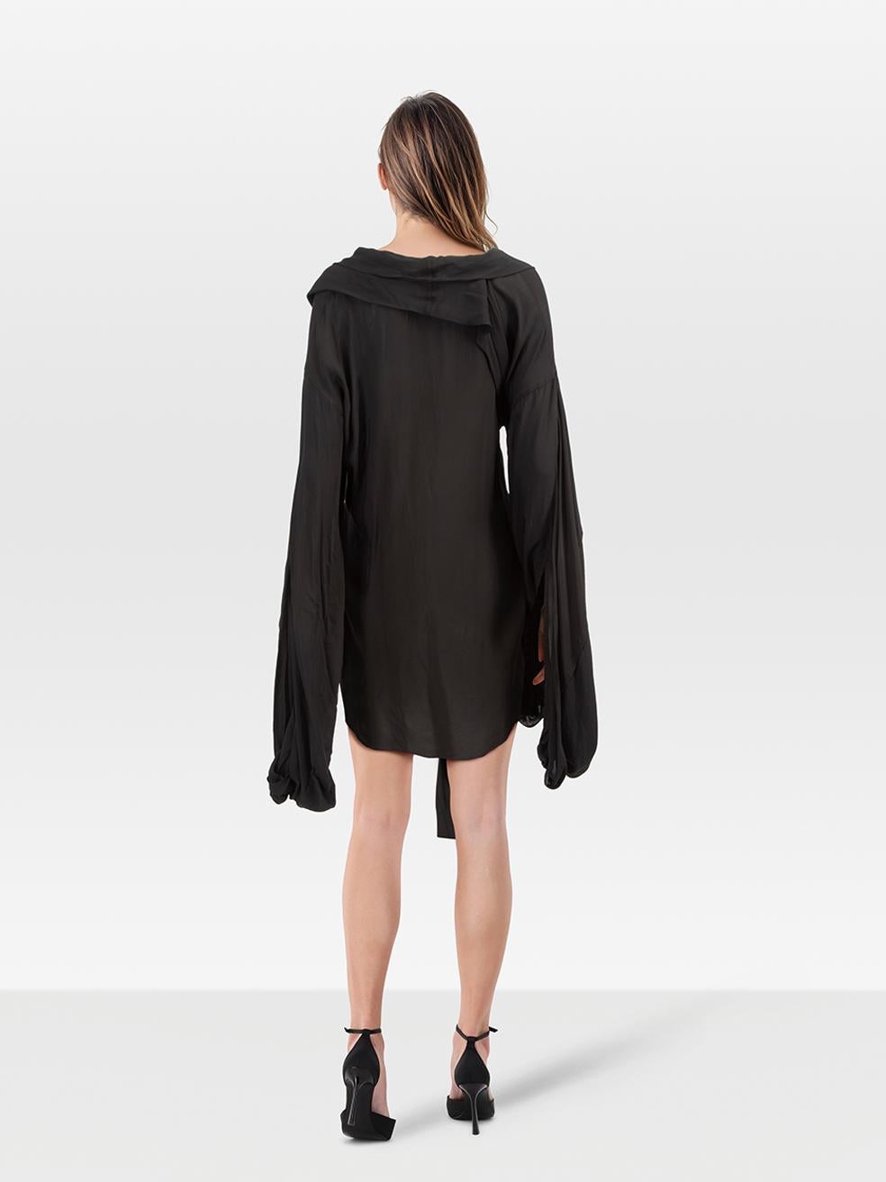 CONDIZIONE: molto buona. L'usura dell'abito è minima. Spuntature sulla trama in tutte le aree di questo articolo usato di rivendita di design di Studio Ane.
 

 Dettagli
 

 

 Nero
 

 Viscosa
 

 Drees
 

 Lunghezza al ginocchio
 

 Maniche