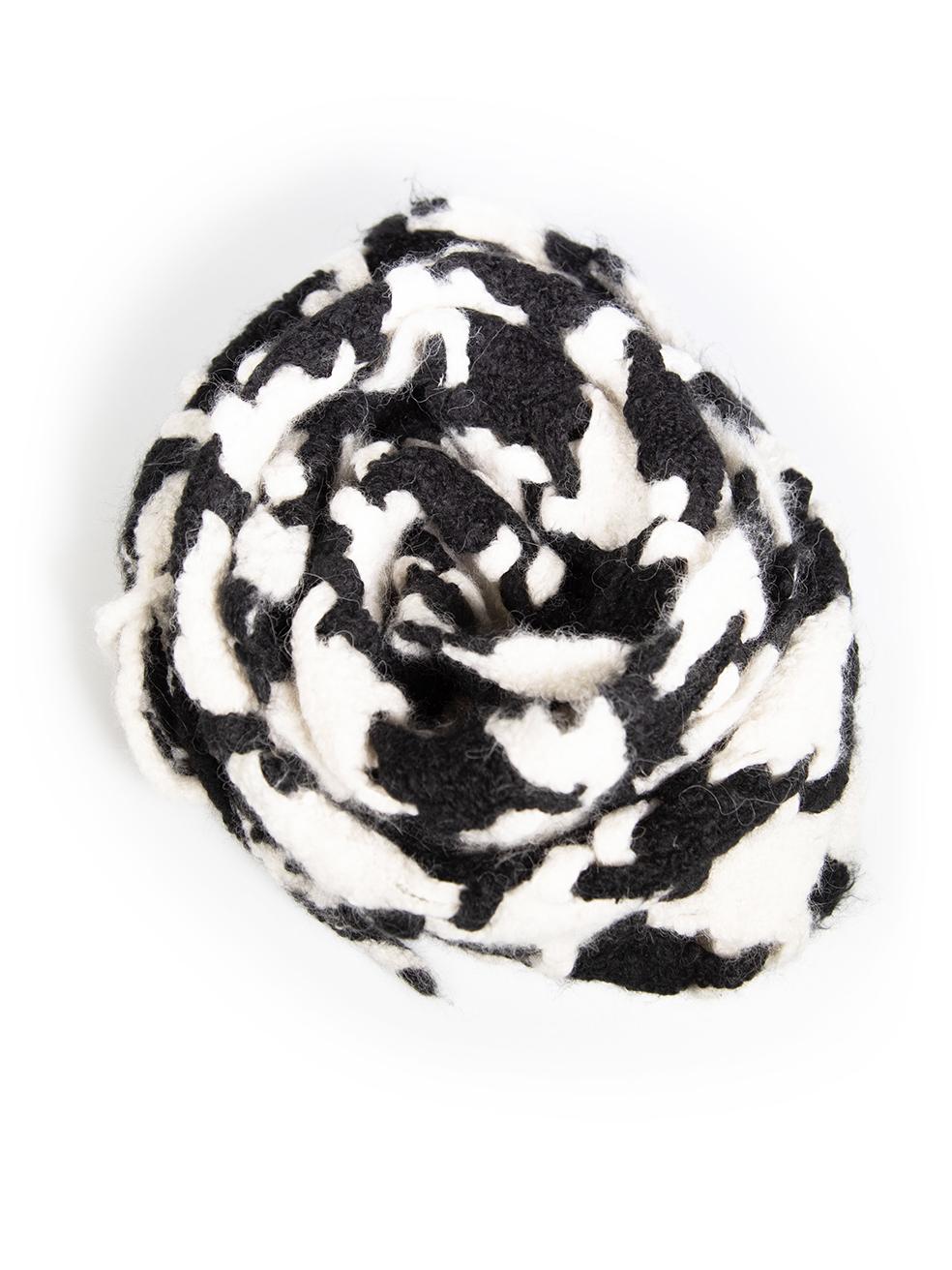 CONDITION is Very good. Minimal wear to scarf is evident. Minor signs of pilling on this used Acne Studios designer resale item.
 
 
 
 Details
 
 
 Multicolour- black, white
 
 Alpaca wool
 
 Scarf
 
 Houndstooth pattern
 
 Fringe edge
 
 
 
 
 
