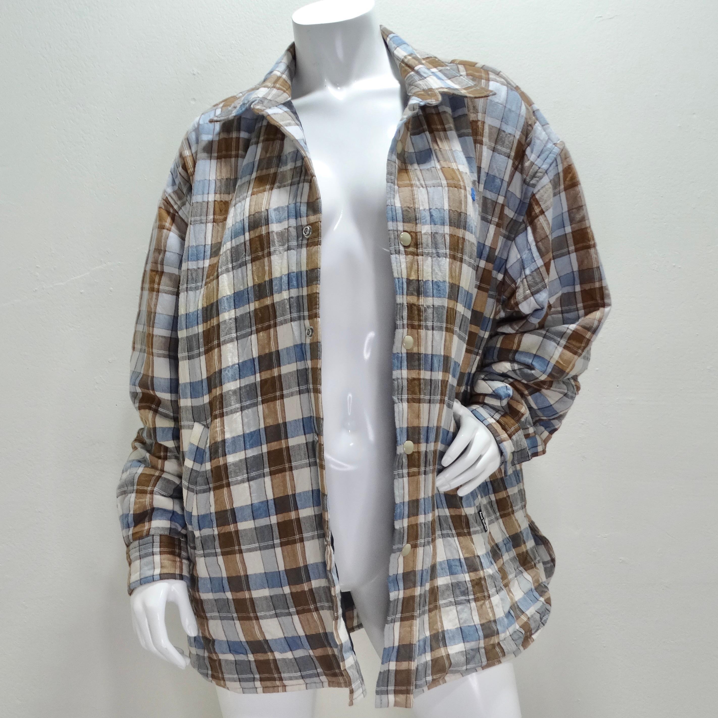 Die Acne Studios Blue & Brown Padded Flannel Face Jacket ist ein zeitloses Kleidungsstück mit einem besonderen Touch. Diese klassische Flanelljacke hält Sie mit ihrer wattierten Konstruktion besonders warm und kuschelig und ist damit perfekt für