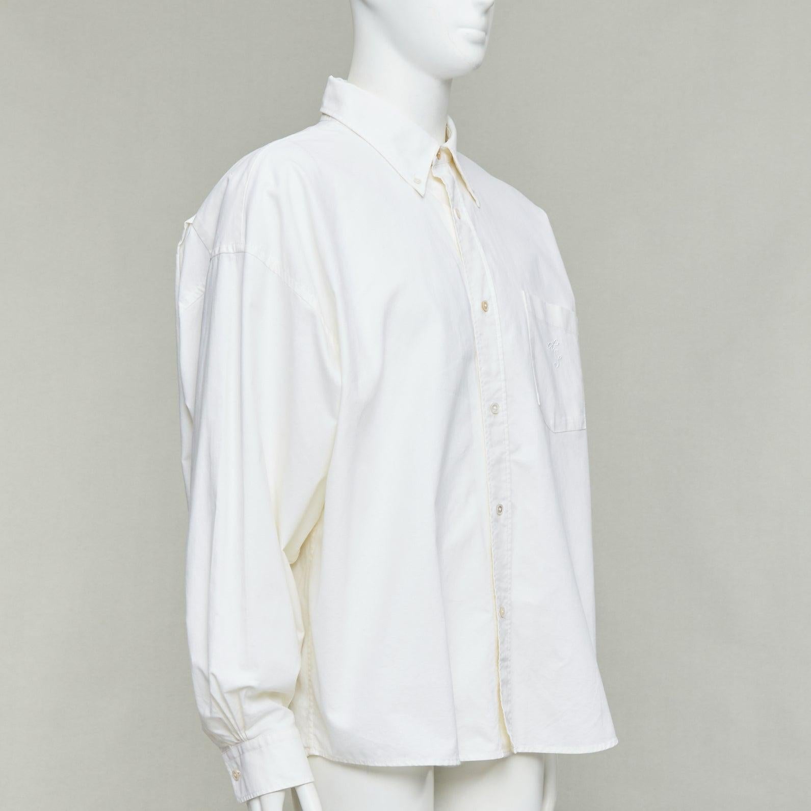 ACNE STUDIOS cremefarbenes Baumwollhemd mit Kokonsilhouette und AS-Stickerei FR50 L
Referenz: CNLE/A00419
Marke: Acne Studios
MATERIAL: Baumwolle
Farbe: Creme
Muster: Solide
Verschluss: Knopf
Zusätzliche Details: AS-Stickerei auf der