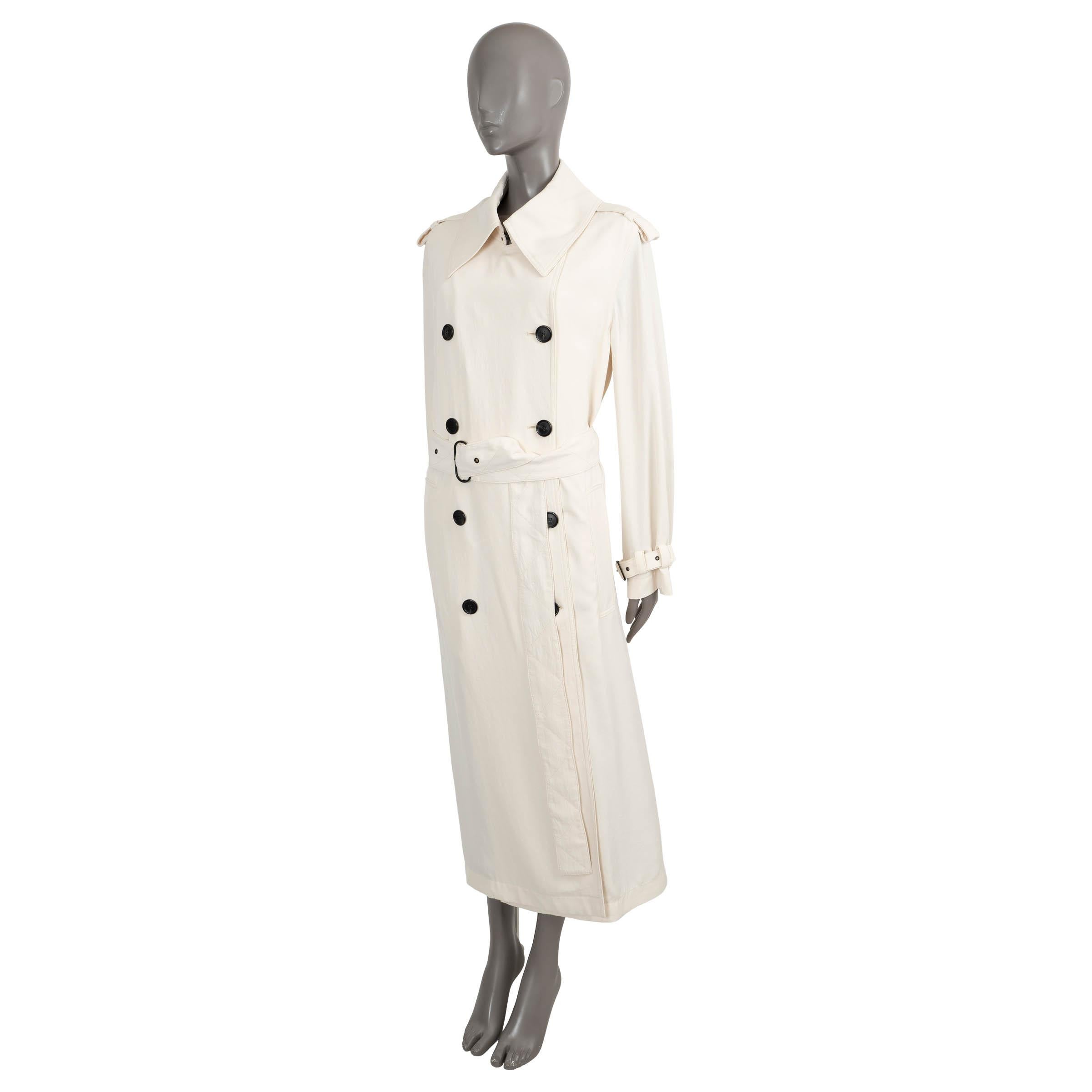 100% autentico trench Lucie di Studio A in triacetato color crema (100%). Presenta una vestibilità rilassata, spalline, ampi revers e cintura con fibbia in vita e sui polsini. Si chiude con un gancio e una doppia fila di bottoni neri. Foderato in