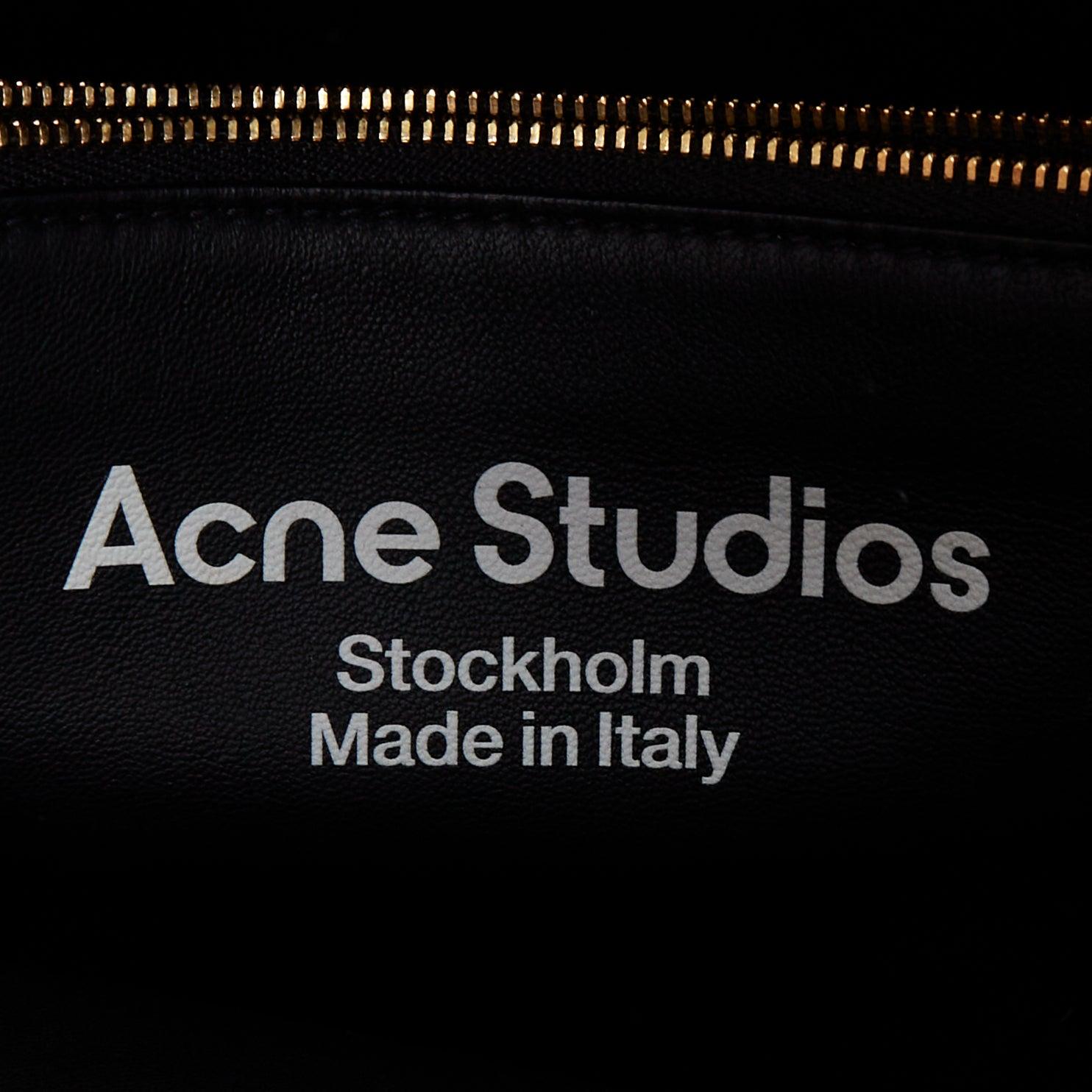 ACNE STUDIOS Musubi Schwarze, glänzende, seitliche Umhängetasche aus Leder mit Schleife im Angebot 6