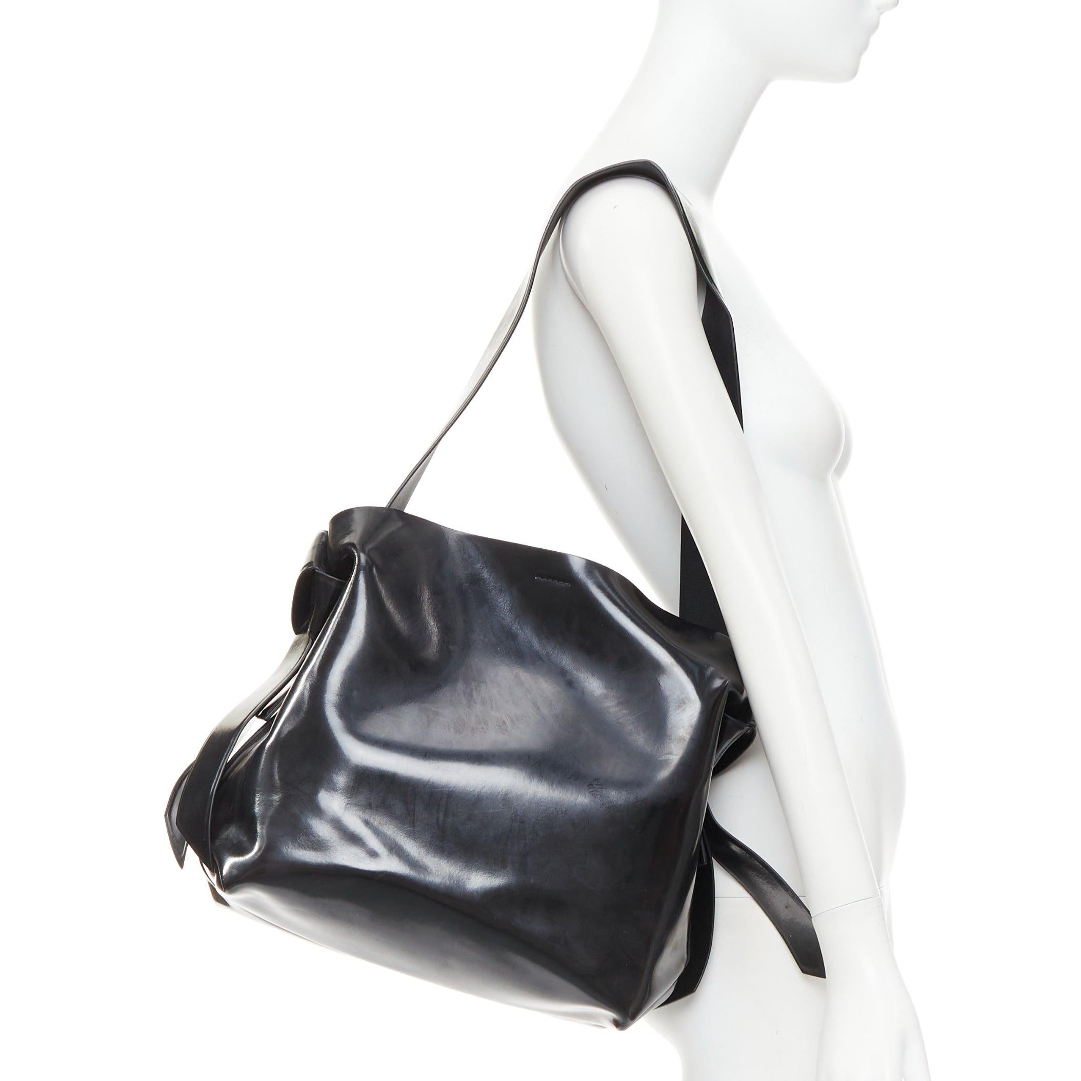 ACNE STUDIOS Musubi Schwarze, glänzende, seitliche Umhängetasche aus Leder mit Schleife
Referenz: ECLO/A00138
Marke: Acne Studios
Modell: Musubi Midi
MATERIAL: Leder
Farbe: Schwarz
Muster: Solide
Verschluss: Druckknöpfe
Innenfutter: Schwarzes