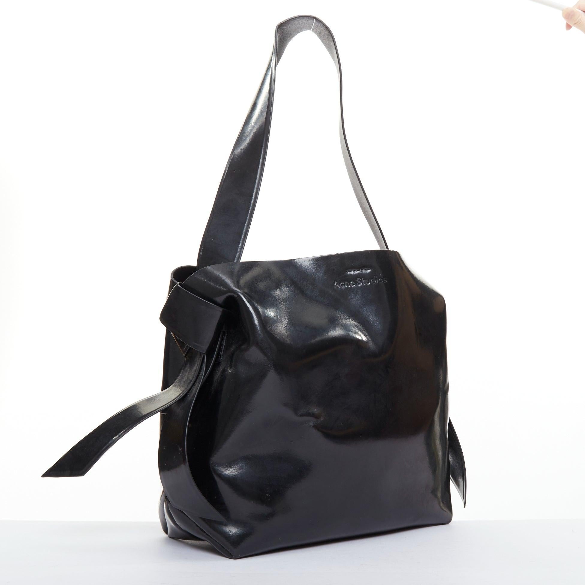 ACNE STUDIOS Musubi Schwarze, glänzende, seitliche Umhängetasche aus Leder mit Schleife im Zustand „Relativ gut“ im Angebot in Hong Kong, NT