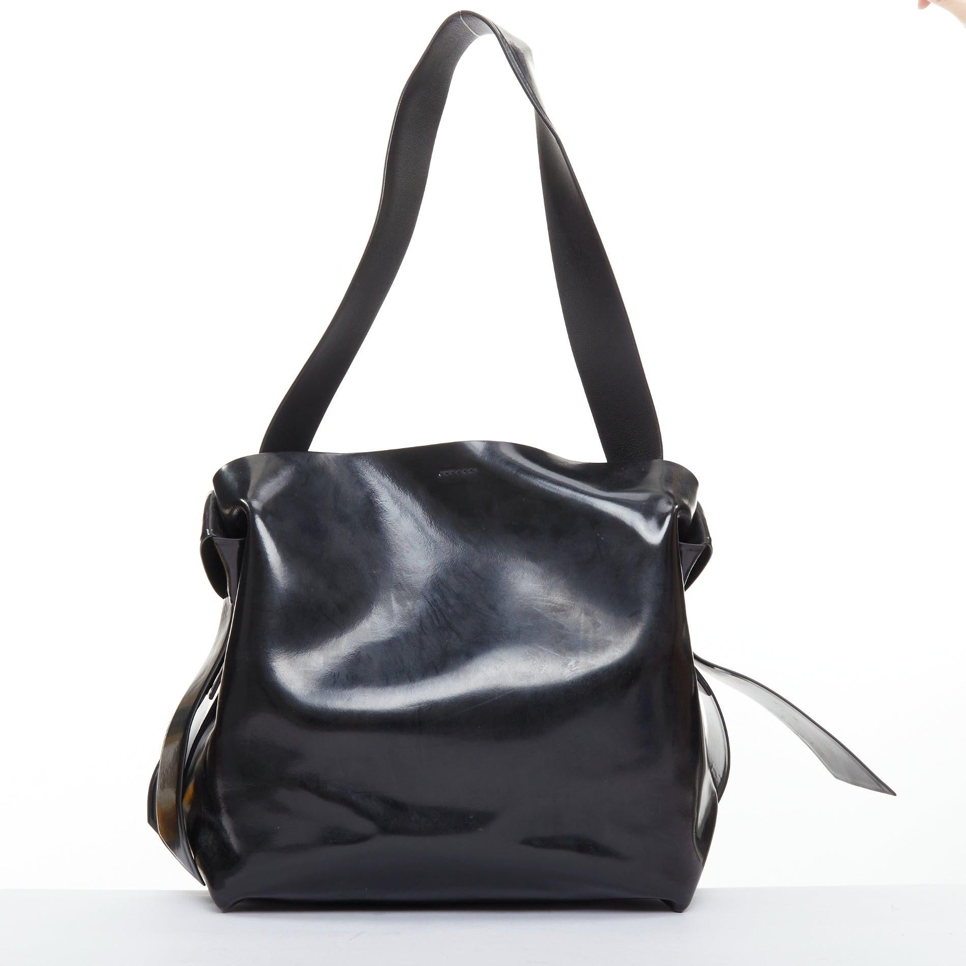 ACNE STUDIOS Musubi Schwarze, glänzende, seitliche Umhängetasche aus Leder mit Schleife im Angebot 1