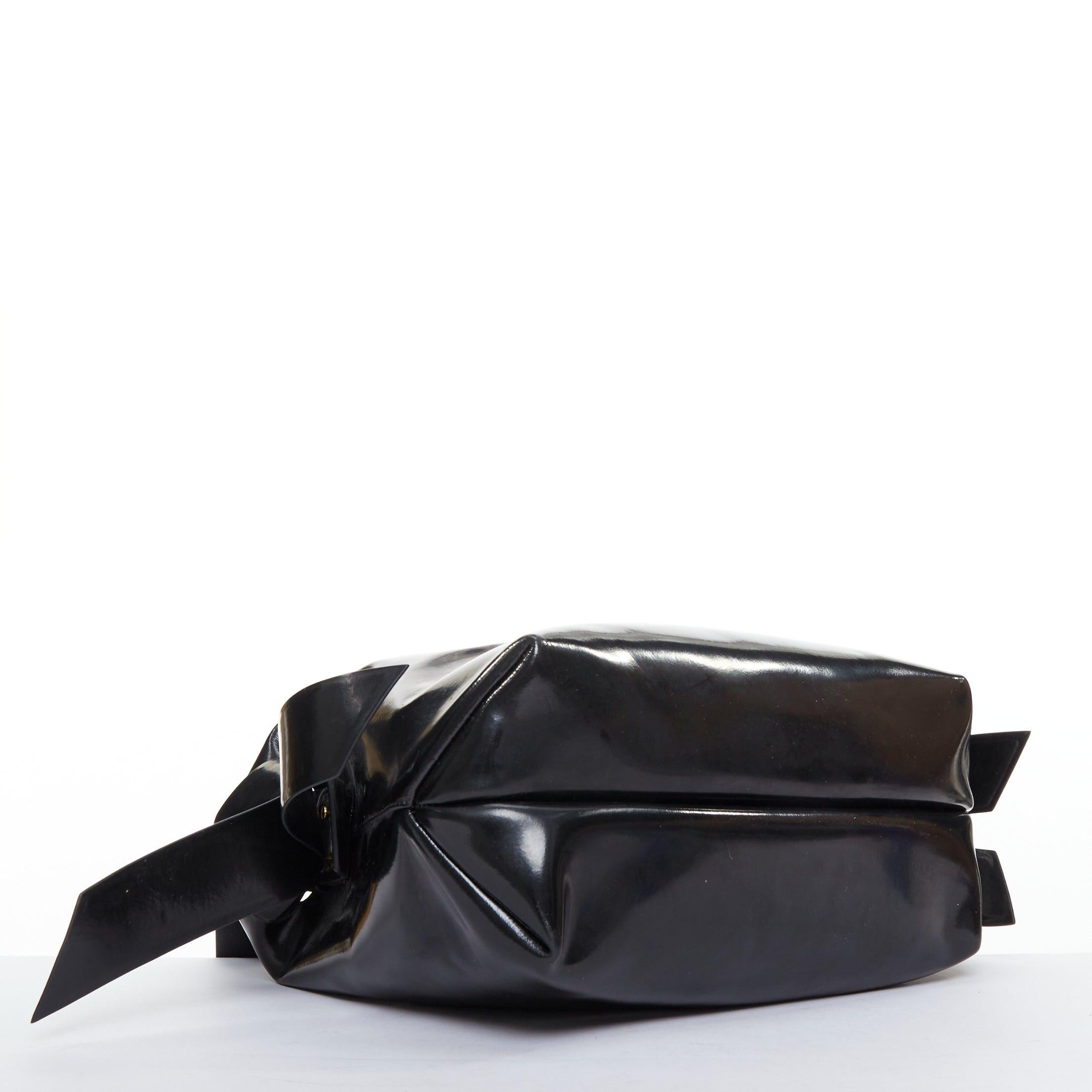 ACNE STUDIOS Musubi Schwarze, glänzende, seitliche Umhängetasche aus Leder mit Schleife im Angebot 2