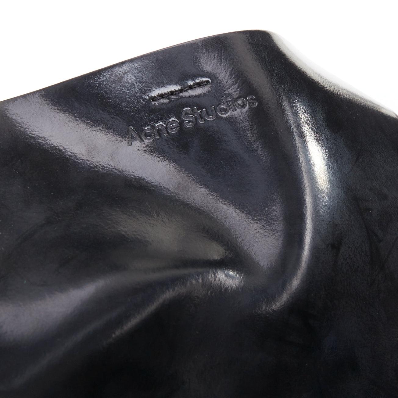ACNE STUDIOS Musubi Schwarze, glänzende, seitliche Umhängetasche aus Leder mit Schleife im Angebot 3