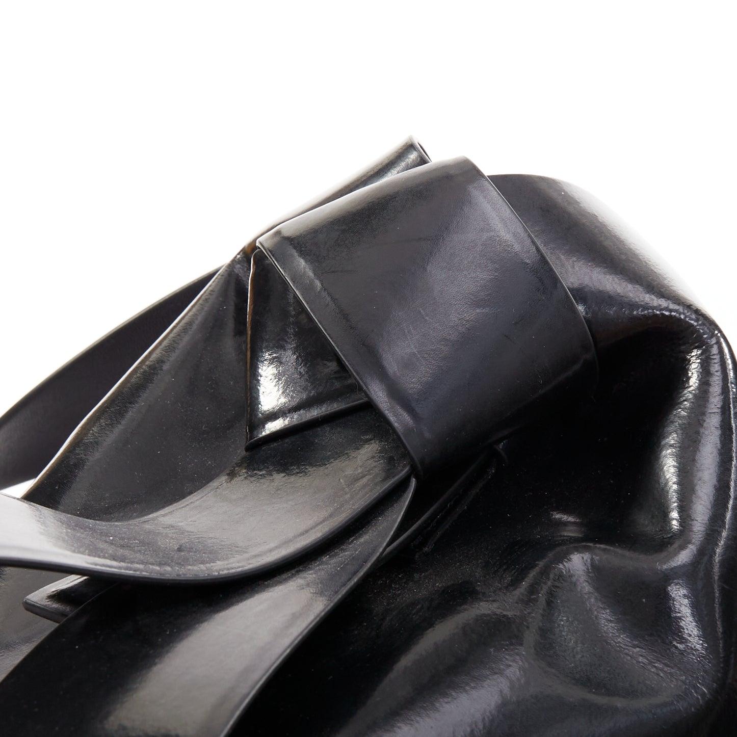 ACNE STUDIOS Musubi Schwarze, glänzende, seitliche Umhängetasche aus Leder mit Schleife im Angebot 4