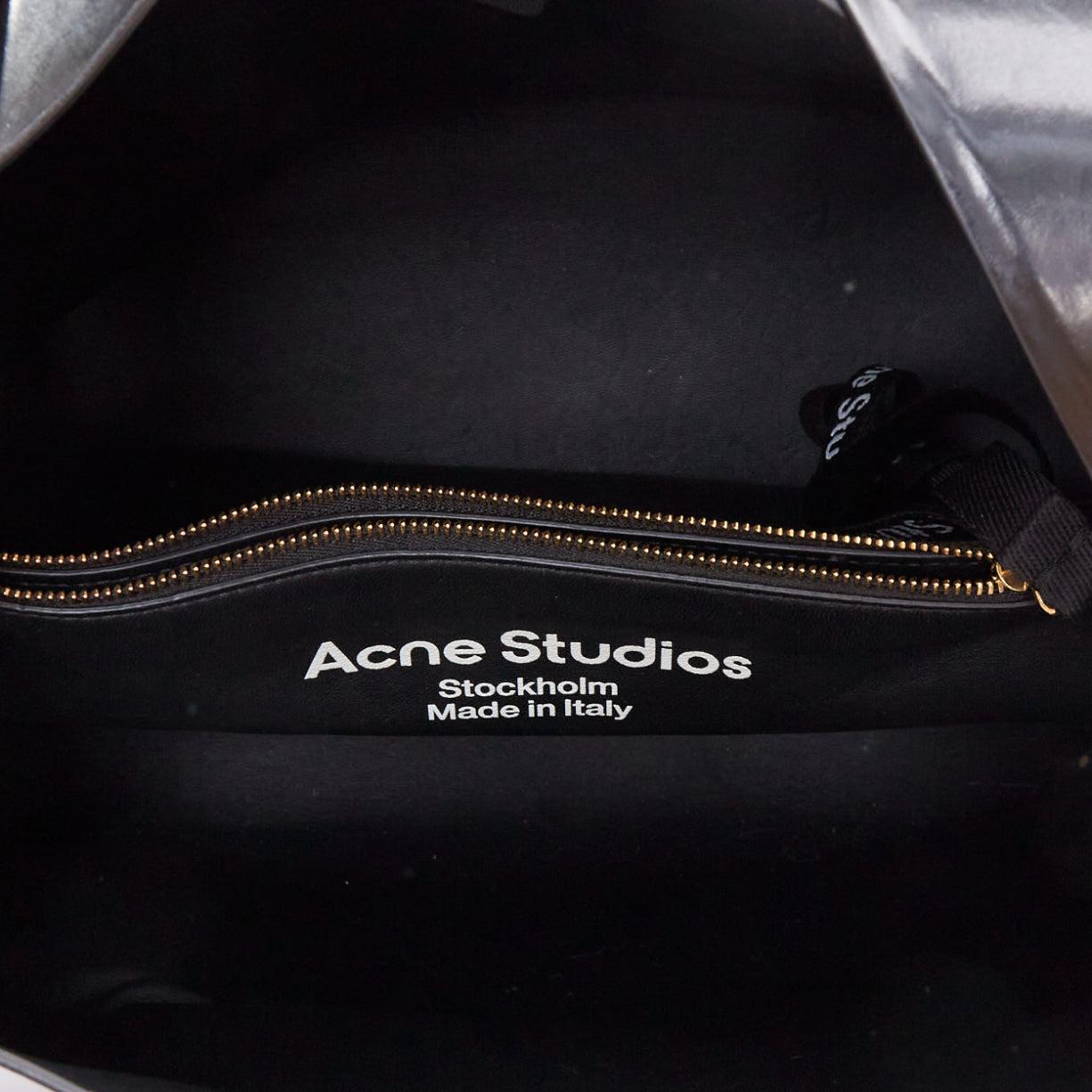 ACNE STUDIOS Musubi Schwarze, glänzende, seitliche Umhängetasche aus Leder mit Schleife im Angebot 5