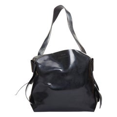 ACNE STUDIOS Musubi Schwarze, glänzende, seitliche Umhängetasche aus Leder mit Schleife
