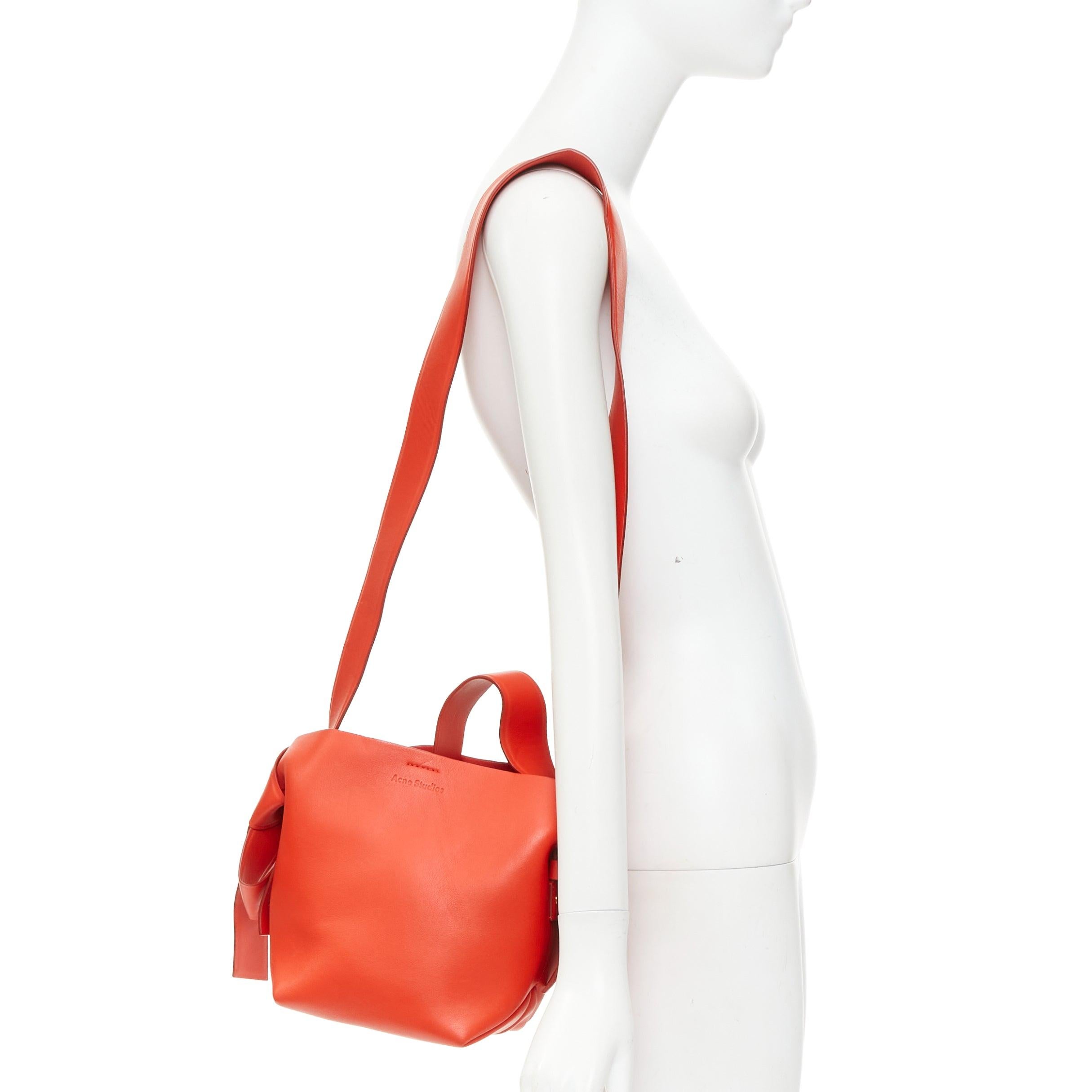ACNE STUDIOS Musubi Mini red smooth leather ribbon side top handle bag
Reference: ECLO/A00163
Brand: Acne Studios
Model: Musubi Mini
Material: Leather
Color: Red
Pattern: Solid
Closure: Snap Buttons
Lining: Red Leather
Extra Details: Acne Studios