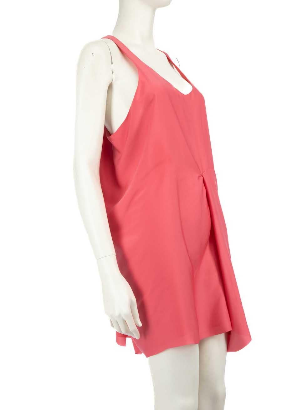 CONDIZIONE: molto buona. L'usura dell'abito è minima. Ci sono segni sul lato destro del vestito e sulla parte inferiore del vestito vicino al dettaglio del drappeggio. Inoltre, la fodera dell'abito è scolorita intorno al collo e nella zona ascellare