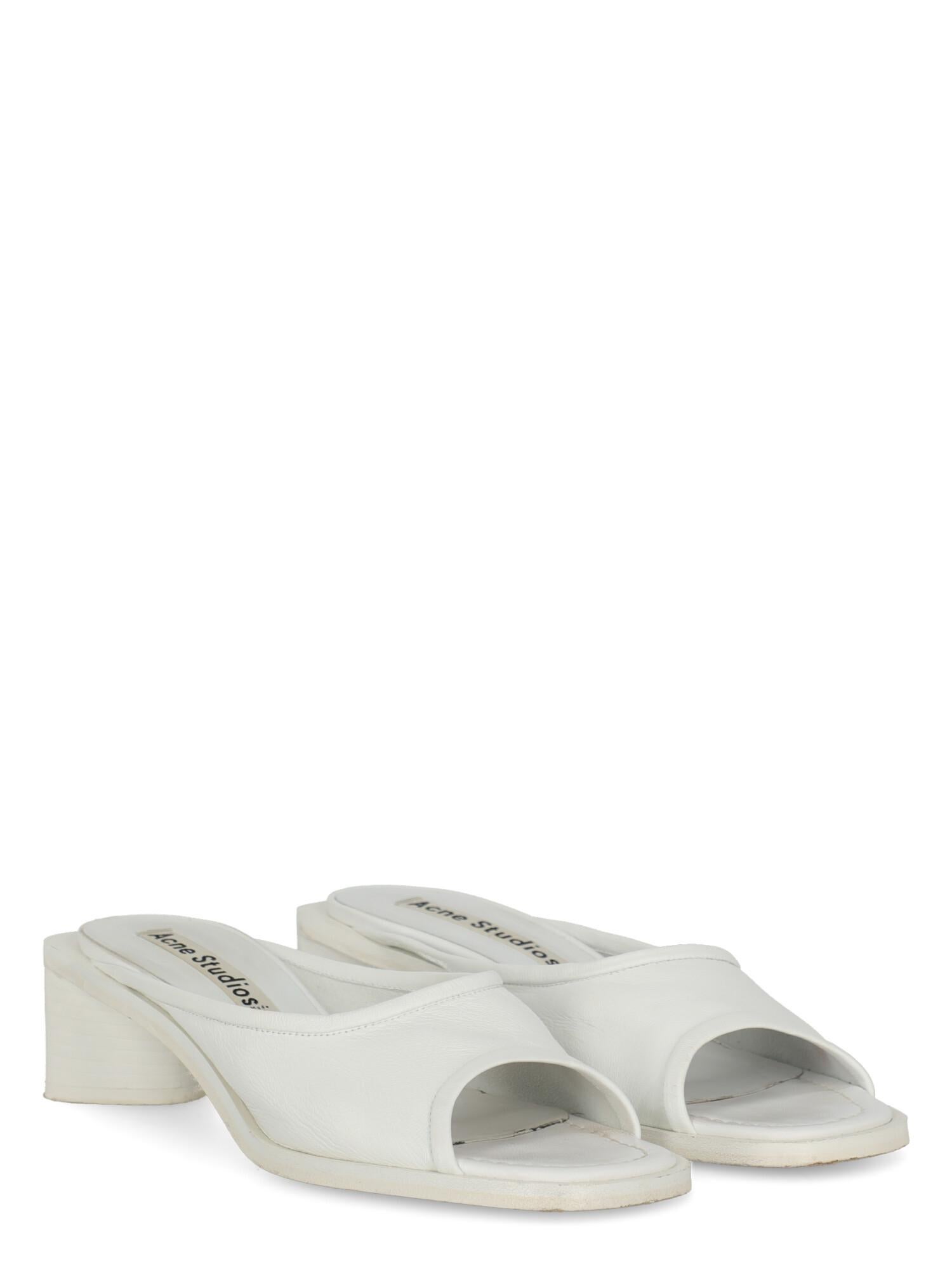 Mules, leather, solid color, open toe, branded insole, block heel, low and flat heel

Includes: N/A

Product Condition: Good
Sole: visible signs of use. Insole: generic residues, slightly visible discoloration.

Measurements:
Height: 5