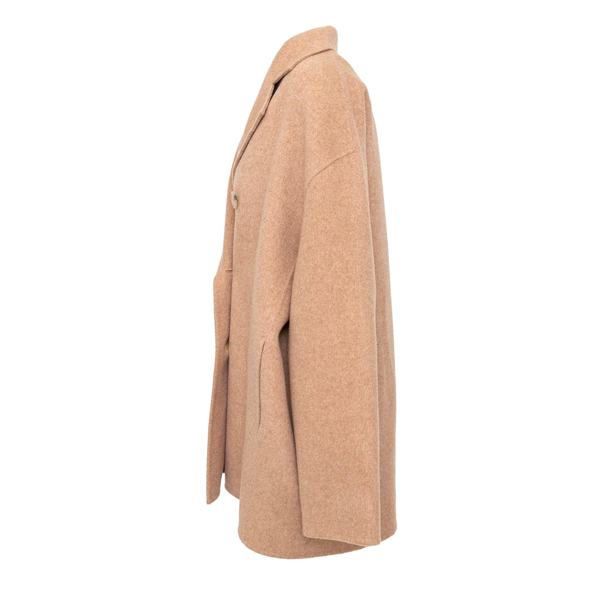 Cappotto in lana doppiopetto di Acne Studio A in beige kaki, realizzato in morbida lana dal tatto morbido. Presenta bottoni coperti, tasche oblique e vestibilità rilassata. 
 Osservazioni: Viene fornito con il cartellino. 
 Materiale: 100% lana 
