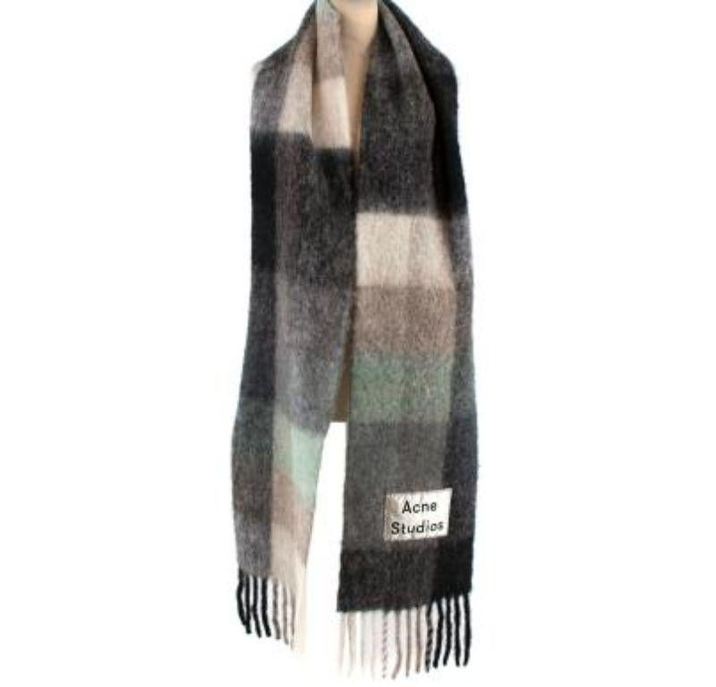 Acne Studios Vally Checked Wool Blend Scarf

-Fringed edges 
-Double sided 
-Logo stitched patch 
-Multi colour body 

Material: 

33%Alpaca 
25% Wool 
22% Nylon 
20% Mohair 

Made in Italy 

PLEASE NOTE, THESE ITEMS ARE PRE-OWNED AND MAY SHOW SIGNS