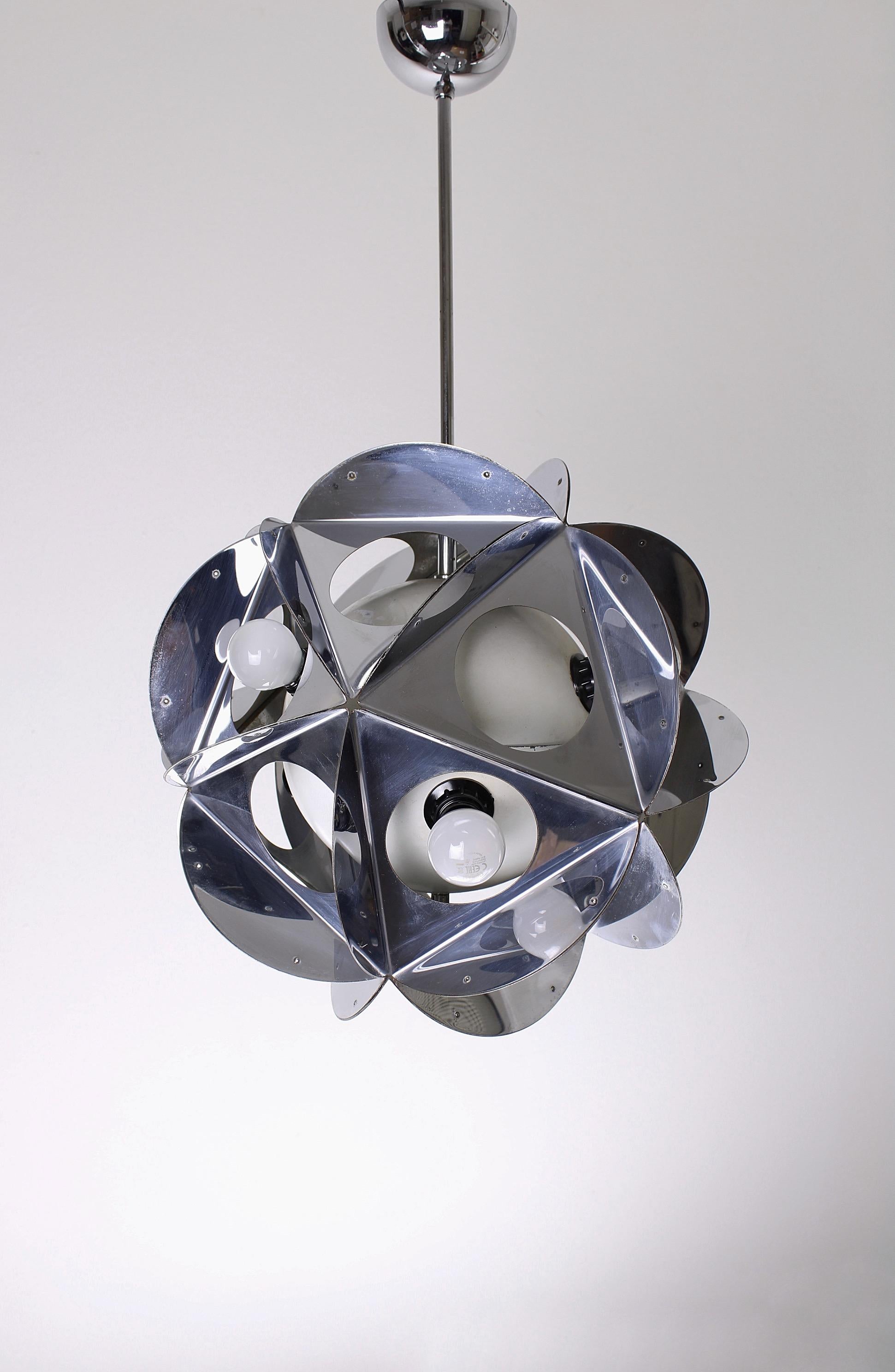 Sculptural ceiling lamp with the Acona Biconbi structure. Designed by Bruno Munari at the end of the 1950s. It was originally born as a sculpture and is the result of Munari’s explorations on the theme of multiplicity. First presented as a game in