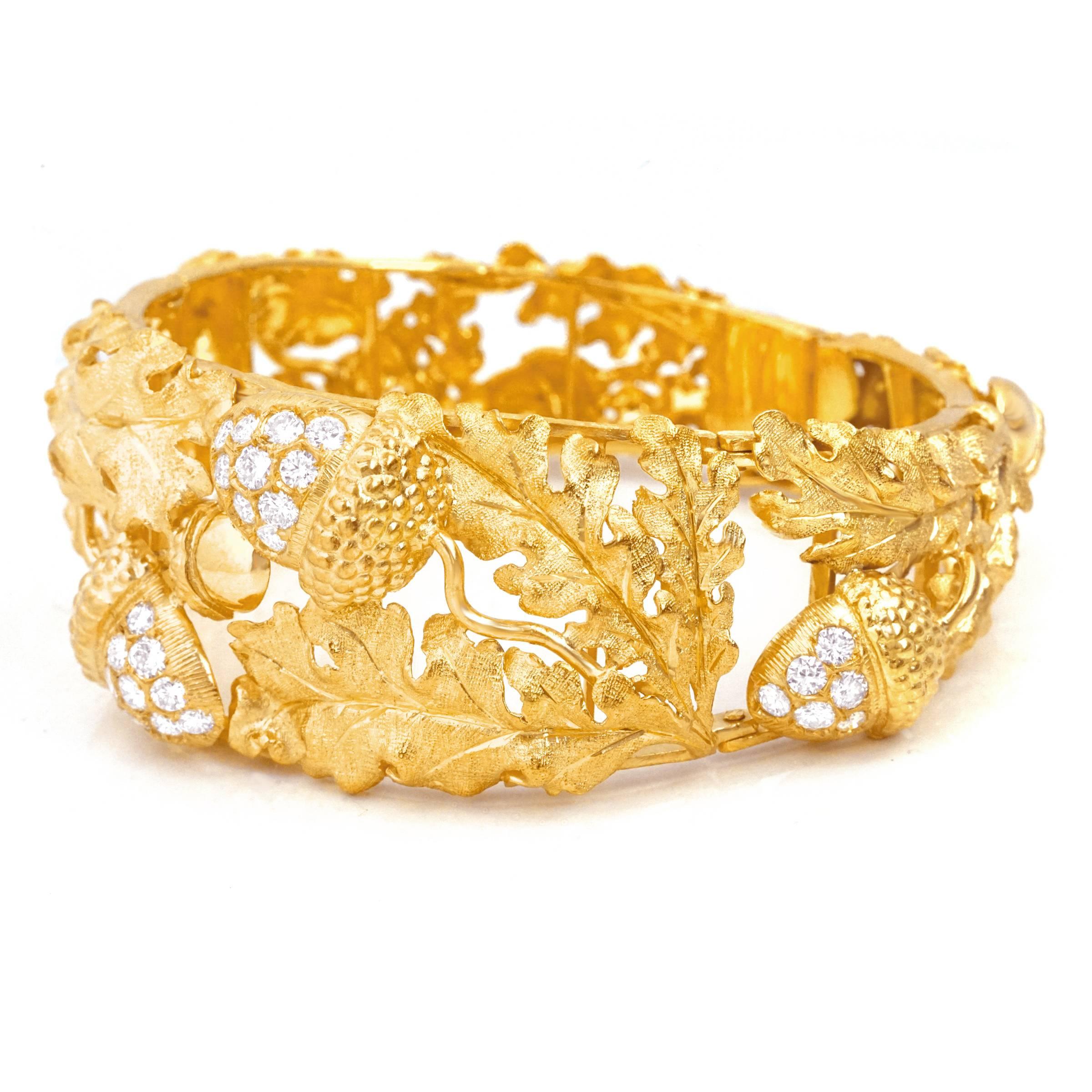 Acorn and Leaf Gold Bracelet In Excellent Condition In Litchfield, CT