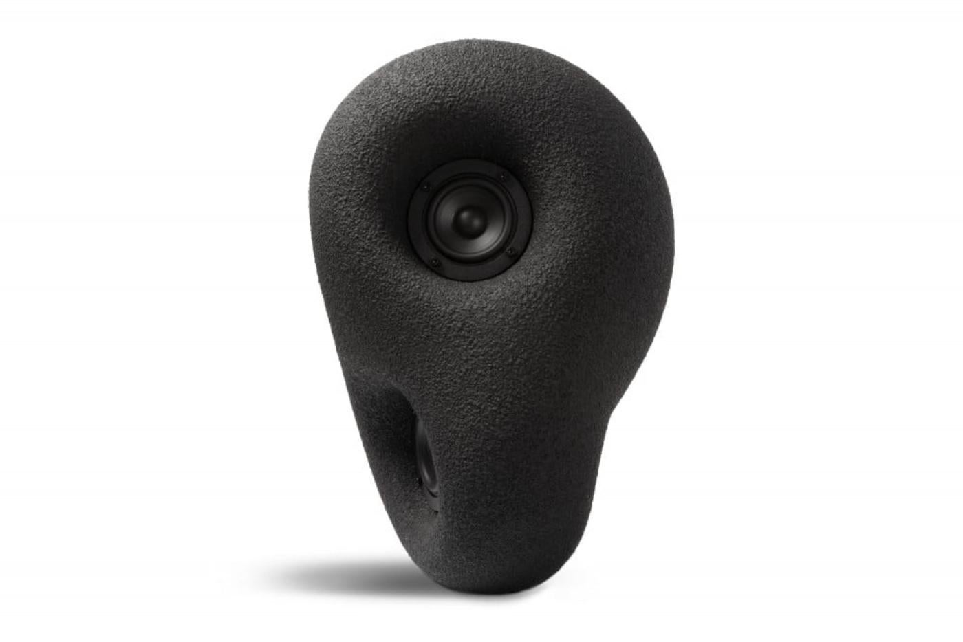 La musica è arte. Con la Scultura acustica trasparente, lo è anche il diffusore che la riproduce. Ispirato all'orecchio umano e alle forme naturali del corno, è stato scolpito a mano dal fondatore di Transparent Per Brickstad e poi trasformato in un