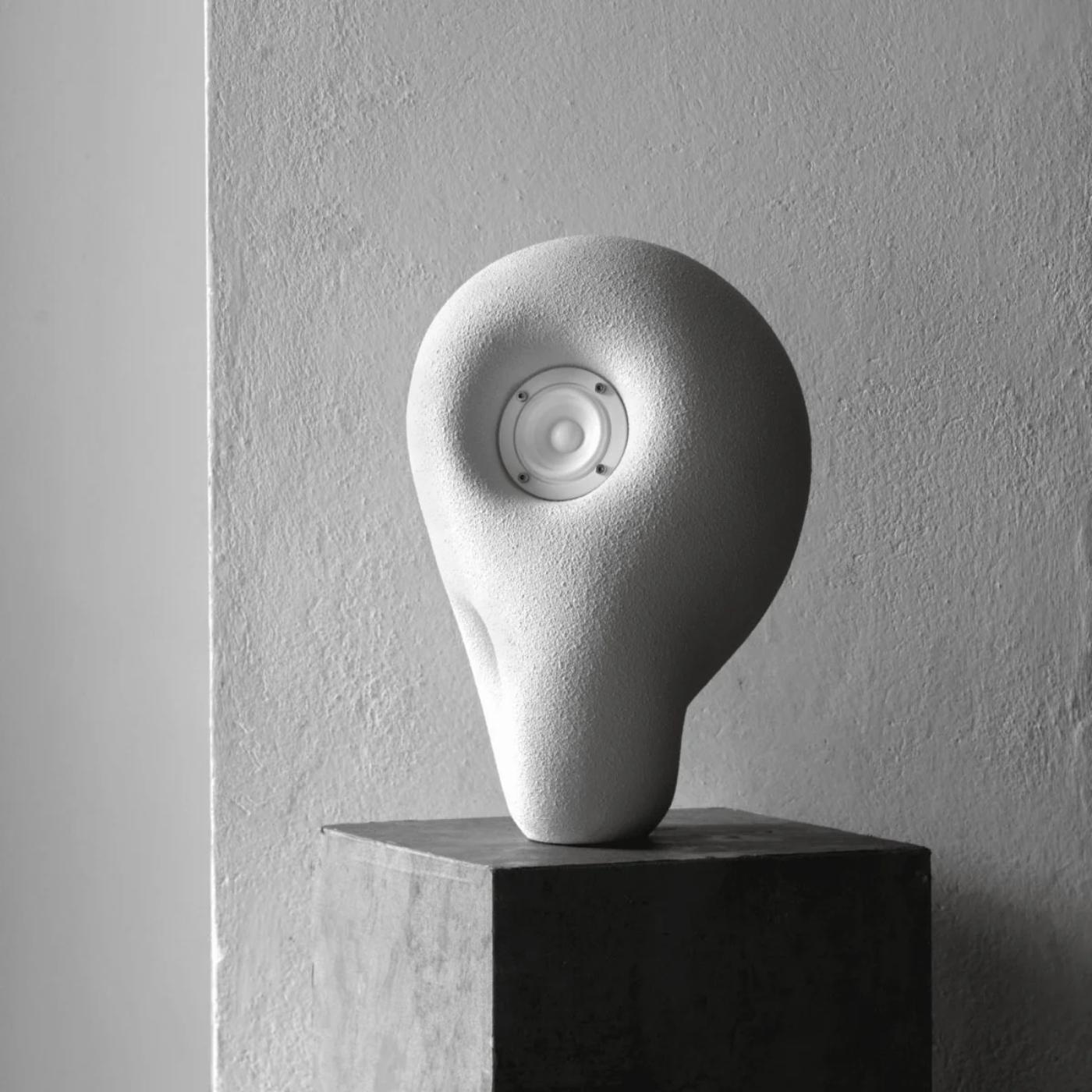La musica è arte. Con la Scultura acustica trasparente, lo è anche il diffusore che la riproduce. Ispirato all'orecchio umano e alle forme naturali del corno, è stato scolpito a mano dal fondatore di Transparent Per Brickstad e poi trasformato in un