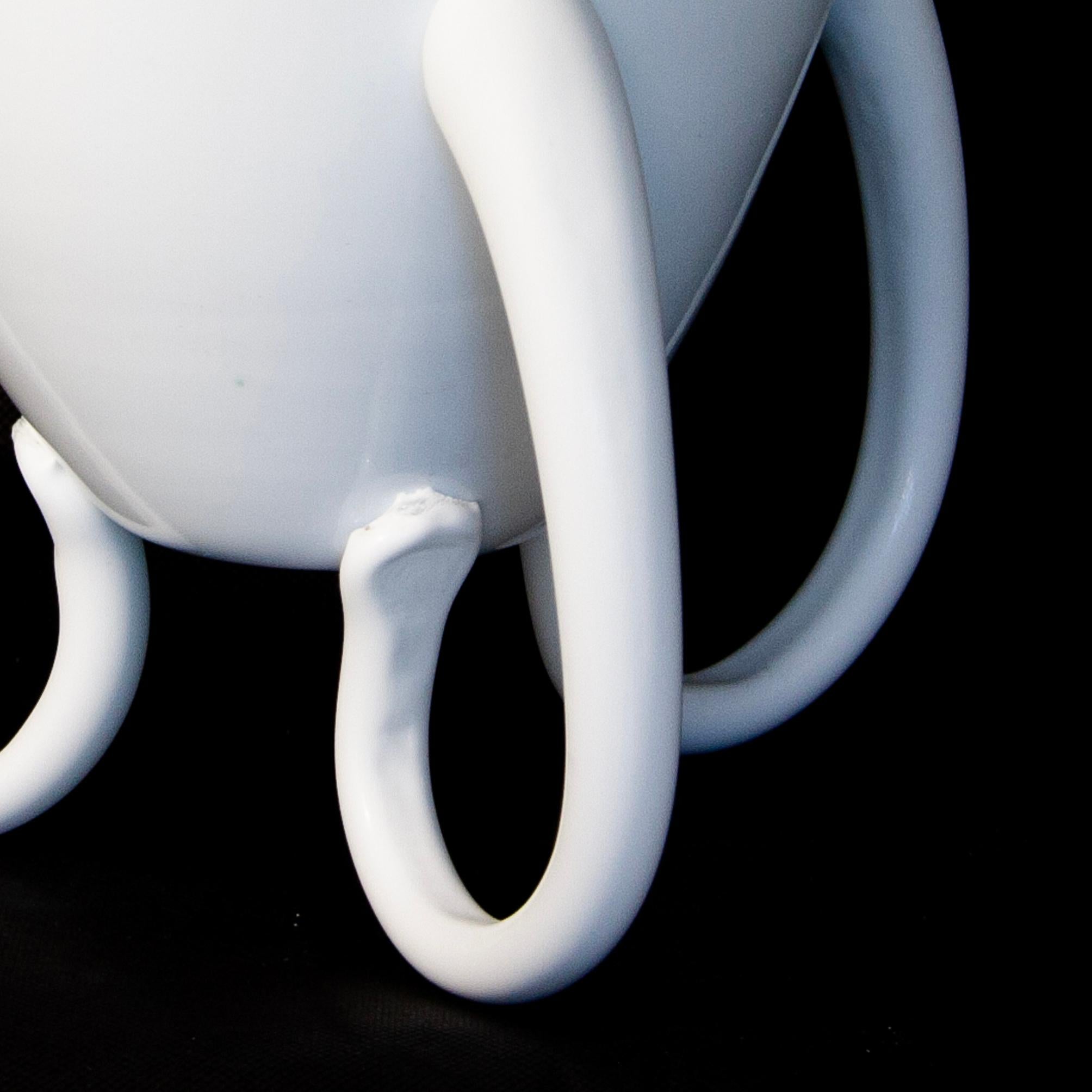Opaque white glass began in Angelo Barovier's furnace in the 15th century. The Acqua Alta vase is the trophy of this Venetian story, with its tripod handles that keep the vase raised from the ground, in memory of the stilts used by the Venetian