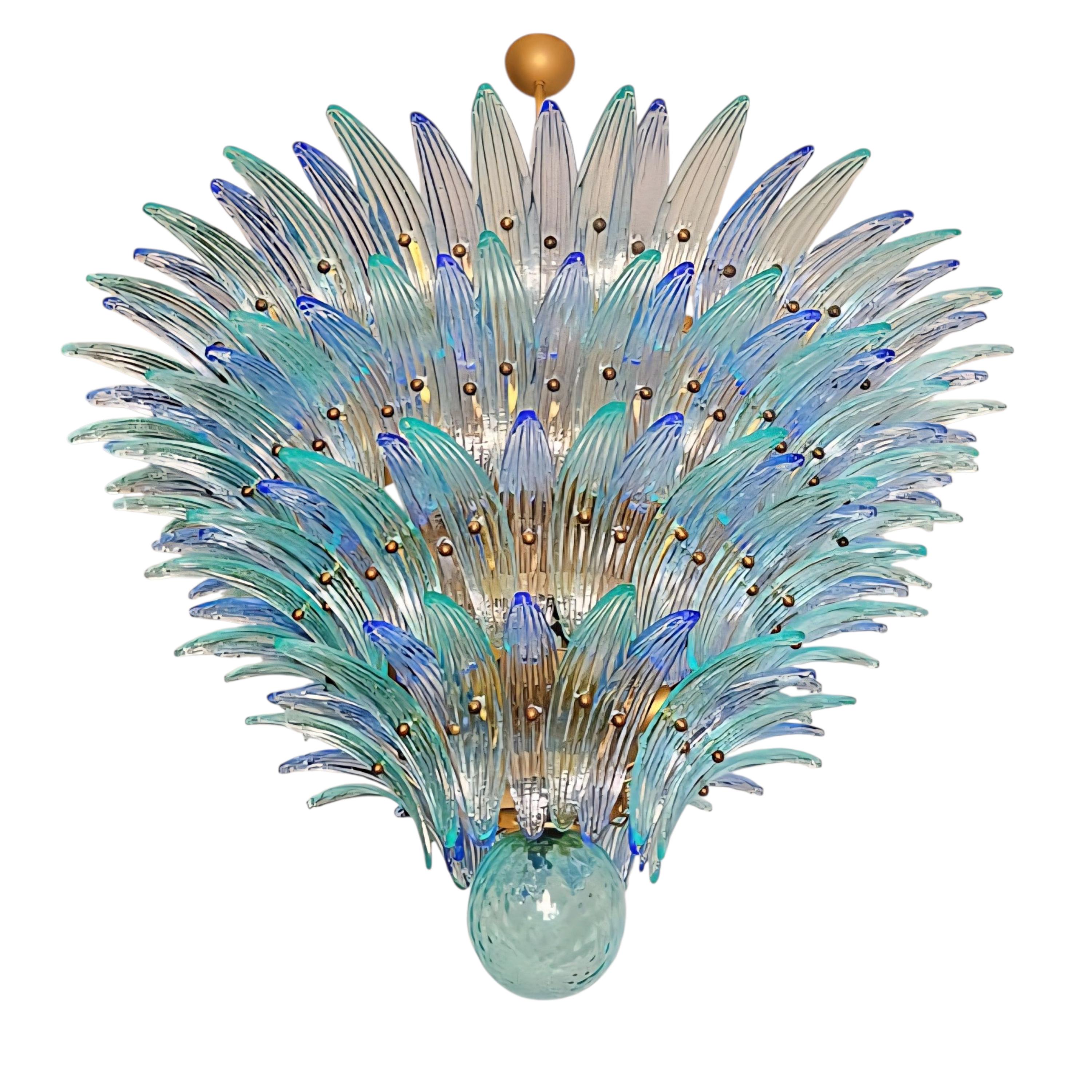 Le lustre en verre de Murano de couleur aigue-marine est un mélange parfait de design contemporain et d'artisanat italien traditionnel.

Ses lignes sinueuses et fluides semblent capturer le mouvement des vagues, tandis que la transparence du verre