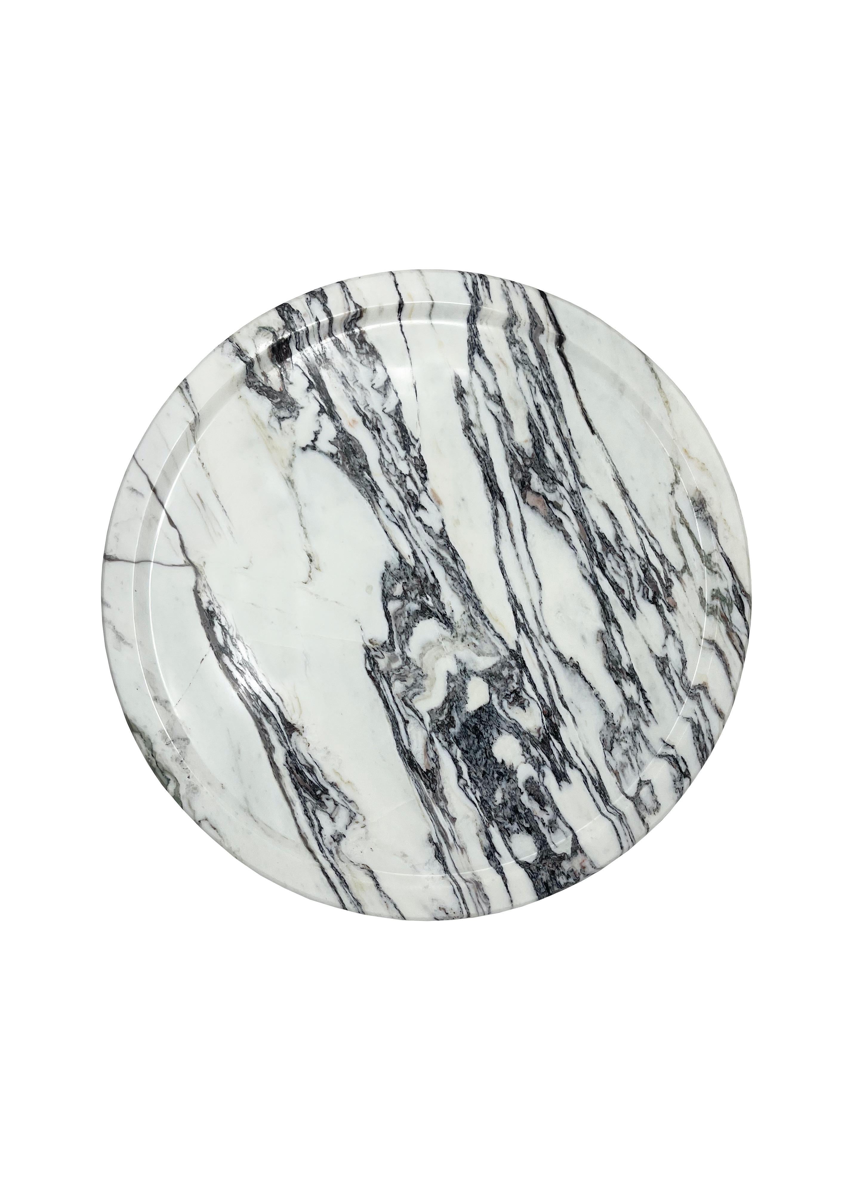 Aus einem einzigen runden Stück Marmor gefertigt, ist Acqua ein moderner, eleganter und raffinierter Tafelaufsatz. Das Marmortablett Acqua ist perfekt für den Esstisch, die Küchenarbeitsplatte oder den Couchtisch.

Acqua kann auch als Servierplatte