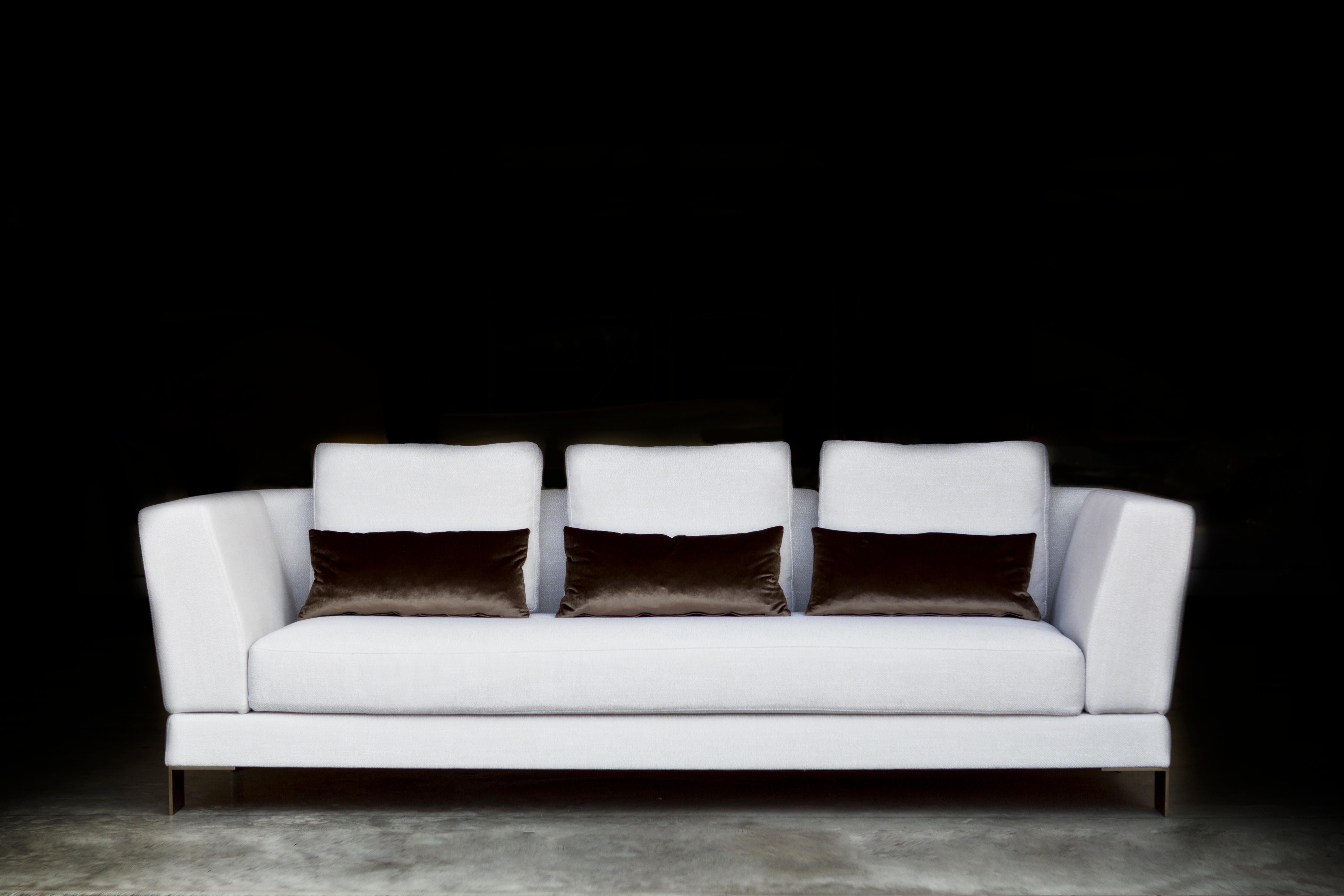 Sofá de tres plazas en madera de haya y patas de bronce Acquabella by Casa Casati
Dimensiones: P 106 x An 252 x Al 80 cm. SH: 74 cm.
Materiales: Madera de haya, contrachapado marino, poliuretano, fibra de poliéster, espuma, algodón y tela.

Se