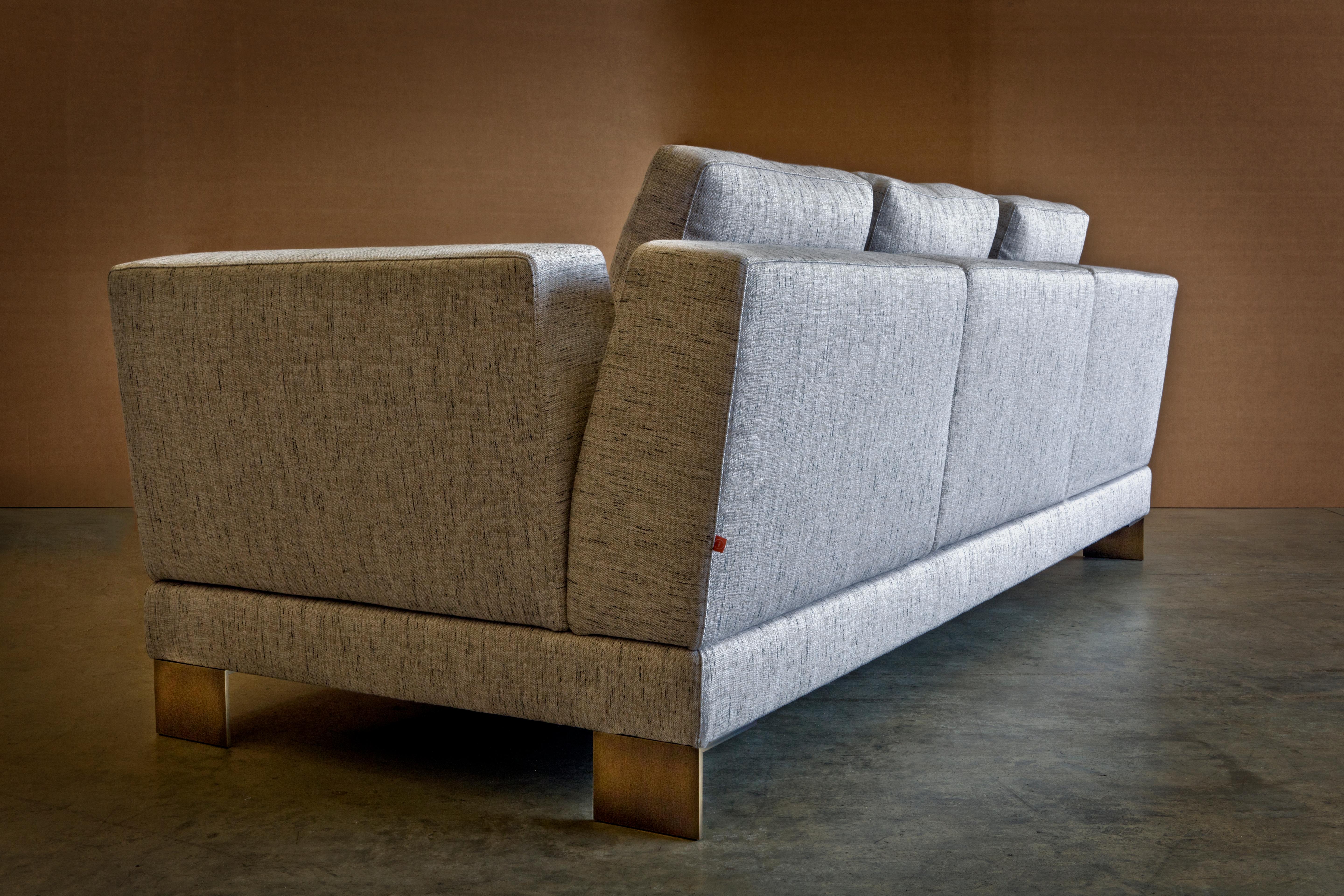 Sofá de tres plazas en madera de haya y patas de bronce Acquabella by Casa Casati Posmoderno en venta