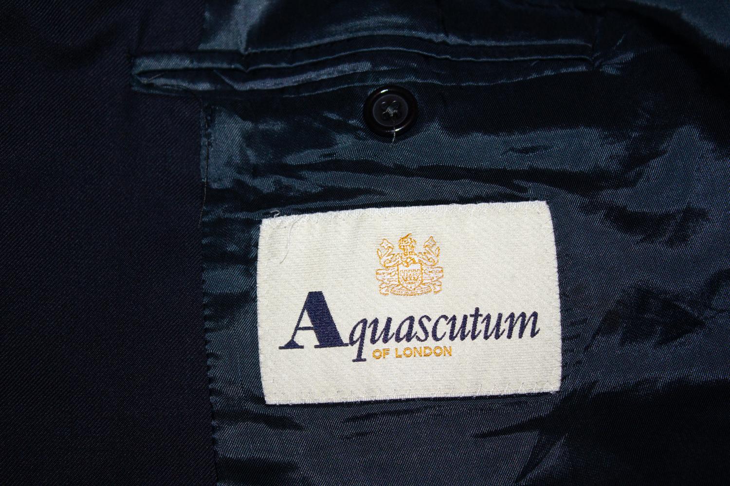 Un blazer estupendo de Acquascutum . En lana azul marino con todos los botones originales. La chaqueta está totalmente forrada y tiene dos bolsillos inferiores y uno en el pecho. 
Talla 48 R Pecho 48'', longitud 32''