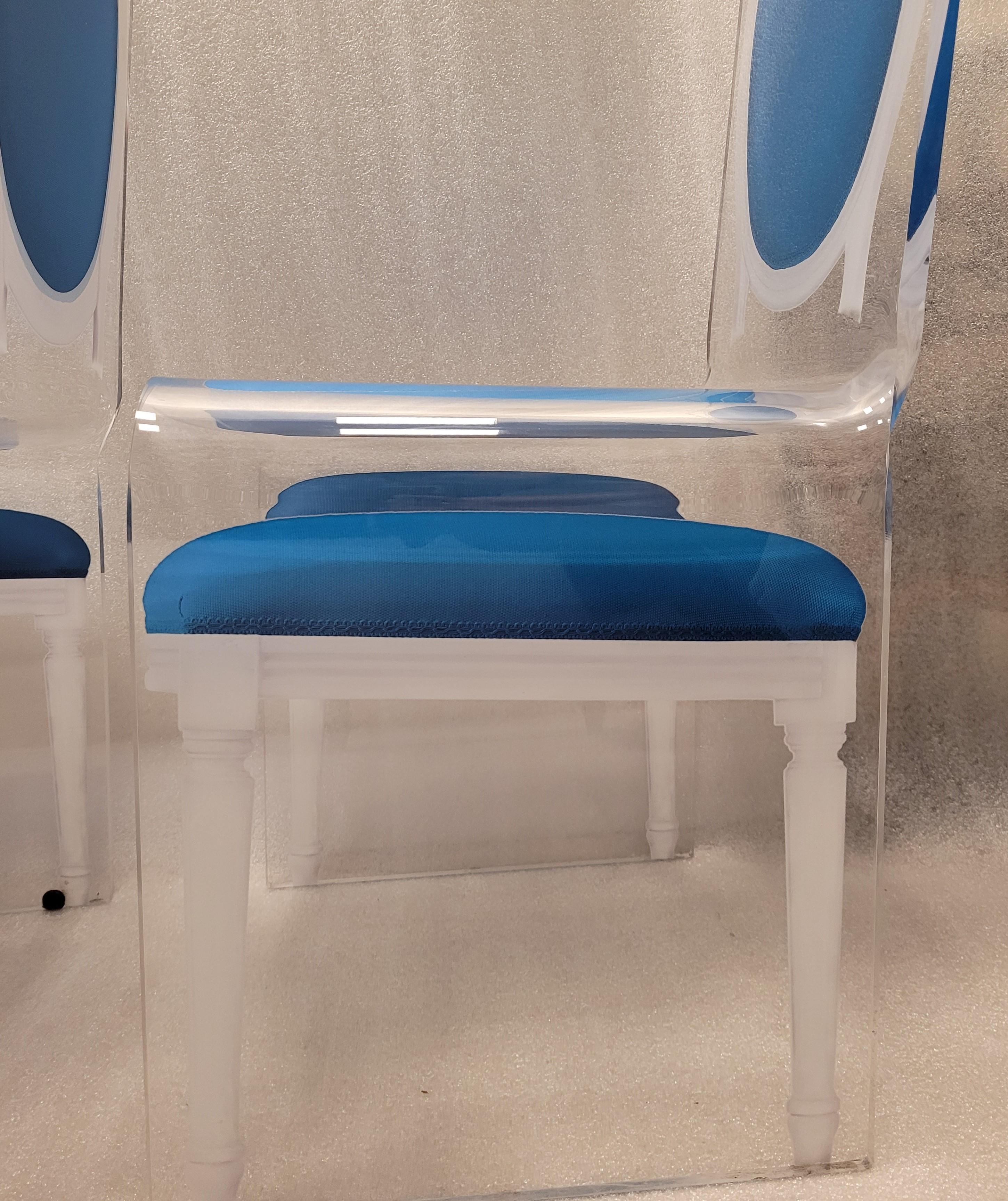 Acrila 90s - Ensemble de chaises de salle à manger bleues, noires et roses en lucite J.C.Castelbajac en vente 1