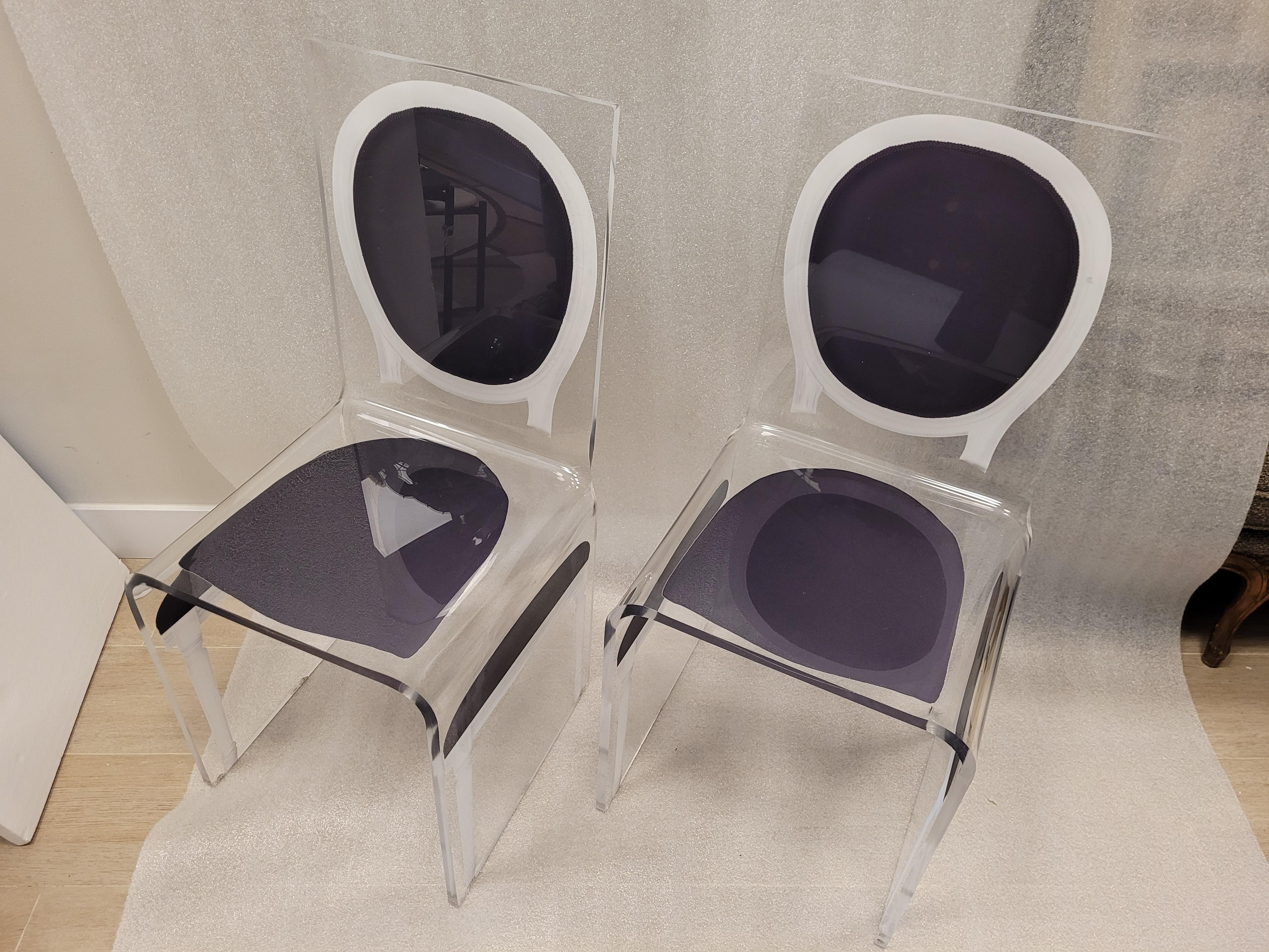 Acrila 90s - Ensemble de chaises de salle à manger bleues, noires et roses en lucite J.C.Castelbajac en vente 3
