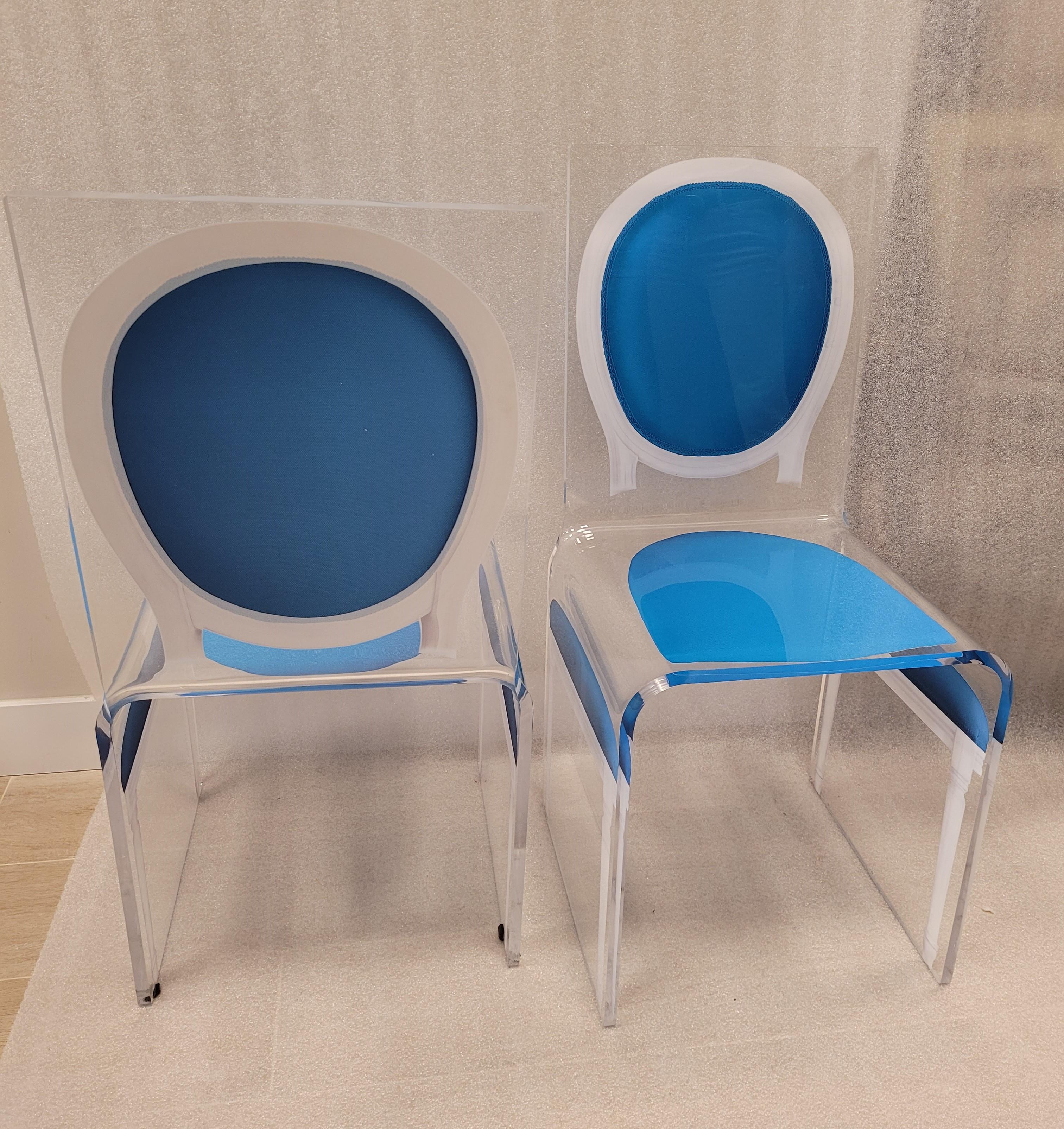 Acrila 90s - Ensemble de chaises de salle à manger bleues, noires et roses en lucite J.C.Castelbajac en vente 6