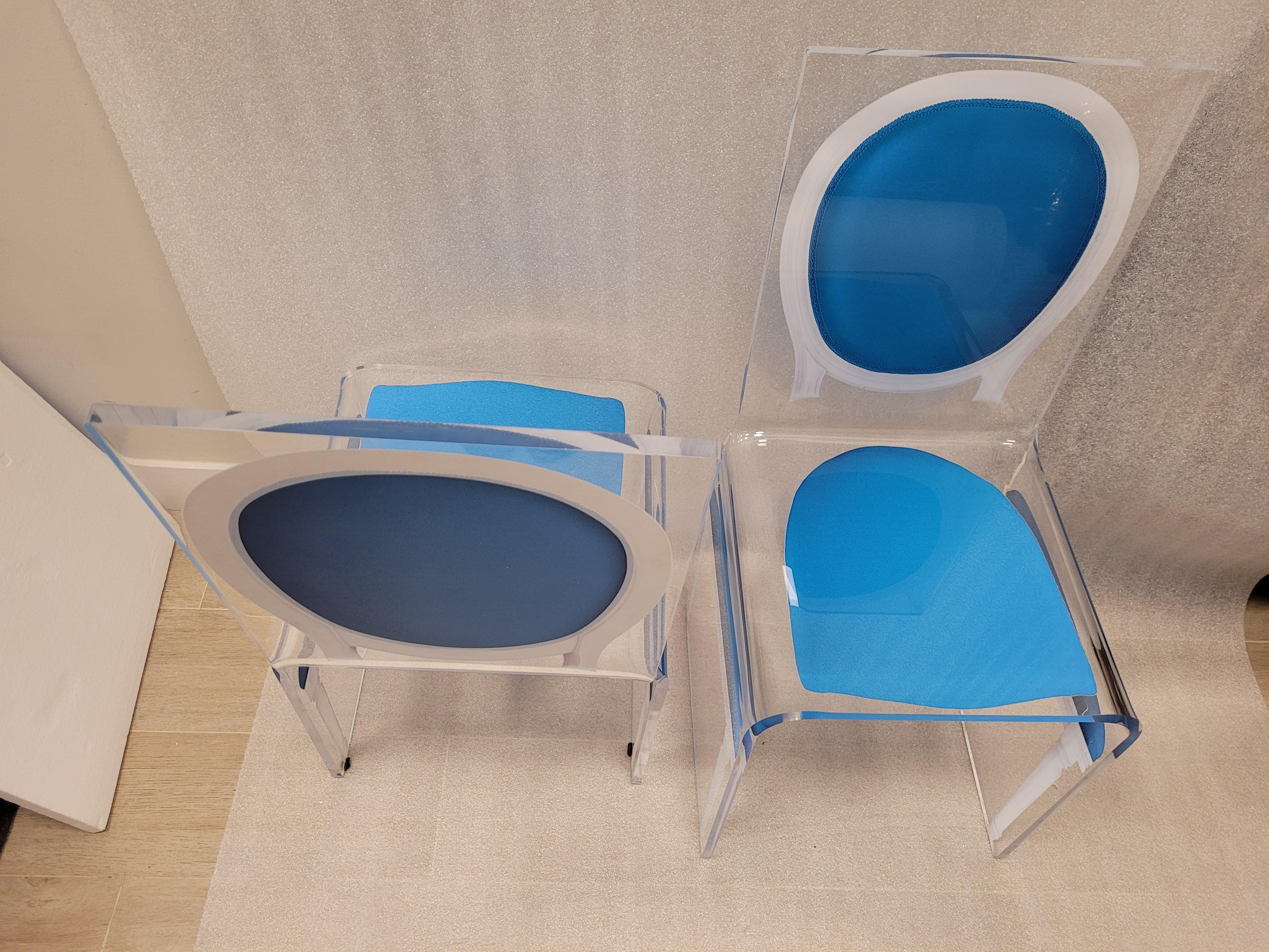 Acrila 90s - Ensemble de chaises de salle à manger bleues, noires et roses en lucite J.C.Castelbajac en vente 7