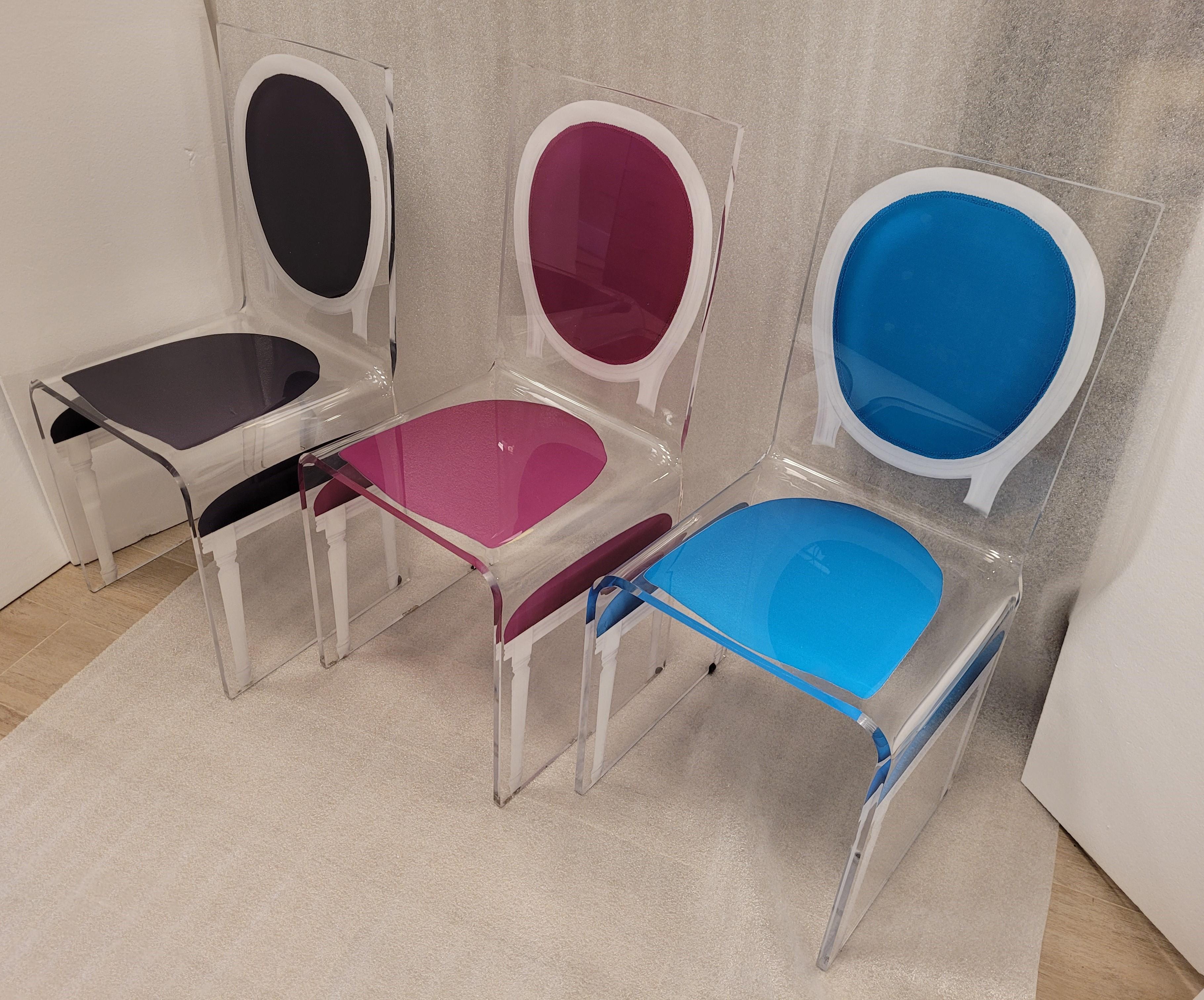 Moderne Acrila 90s - Ensemble de chaises de salle à manger bleues, noires et roses en lucite J.C.Castelbajac en vente