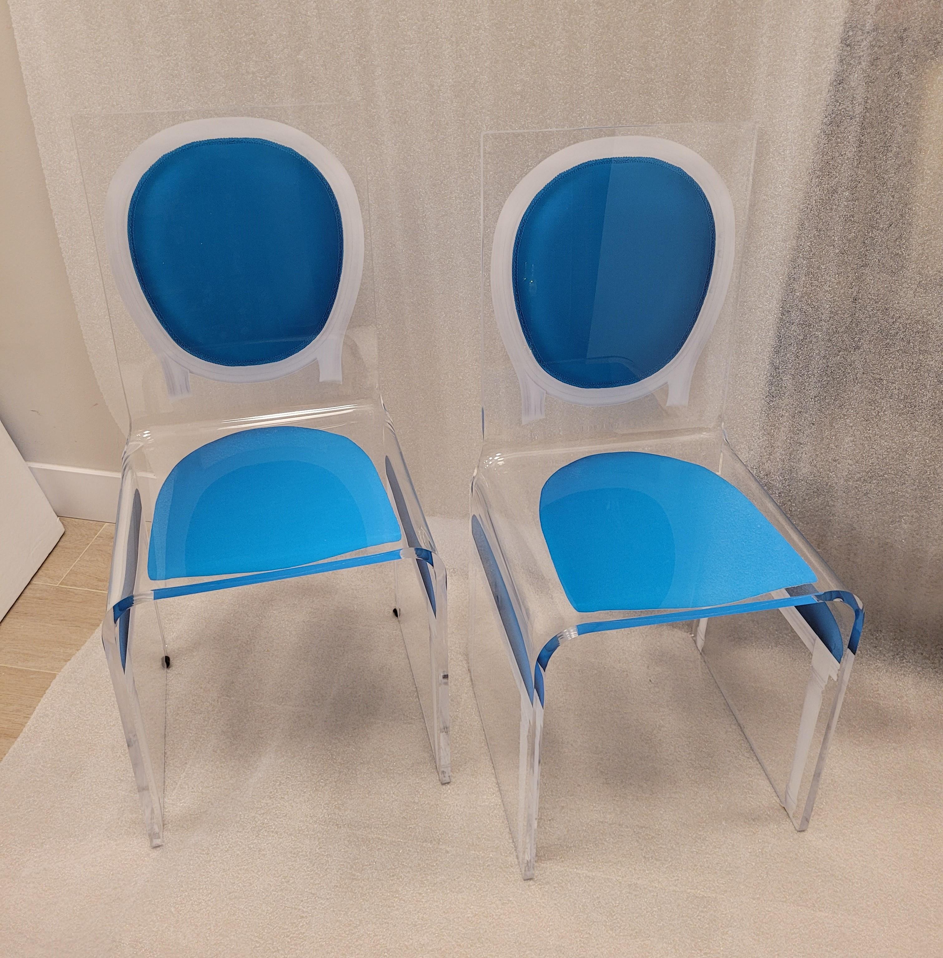 Fait main Acrila 90s - Ensemble de chaises de salle à manger bleues, noires et roses en lucite J.C.Castelbajac en vente