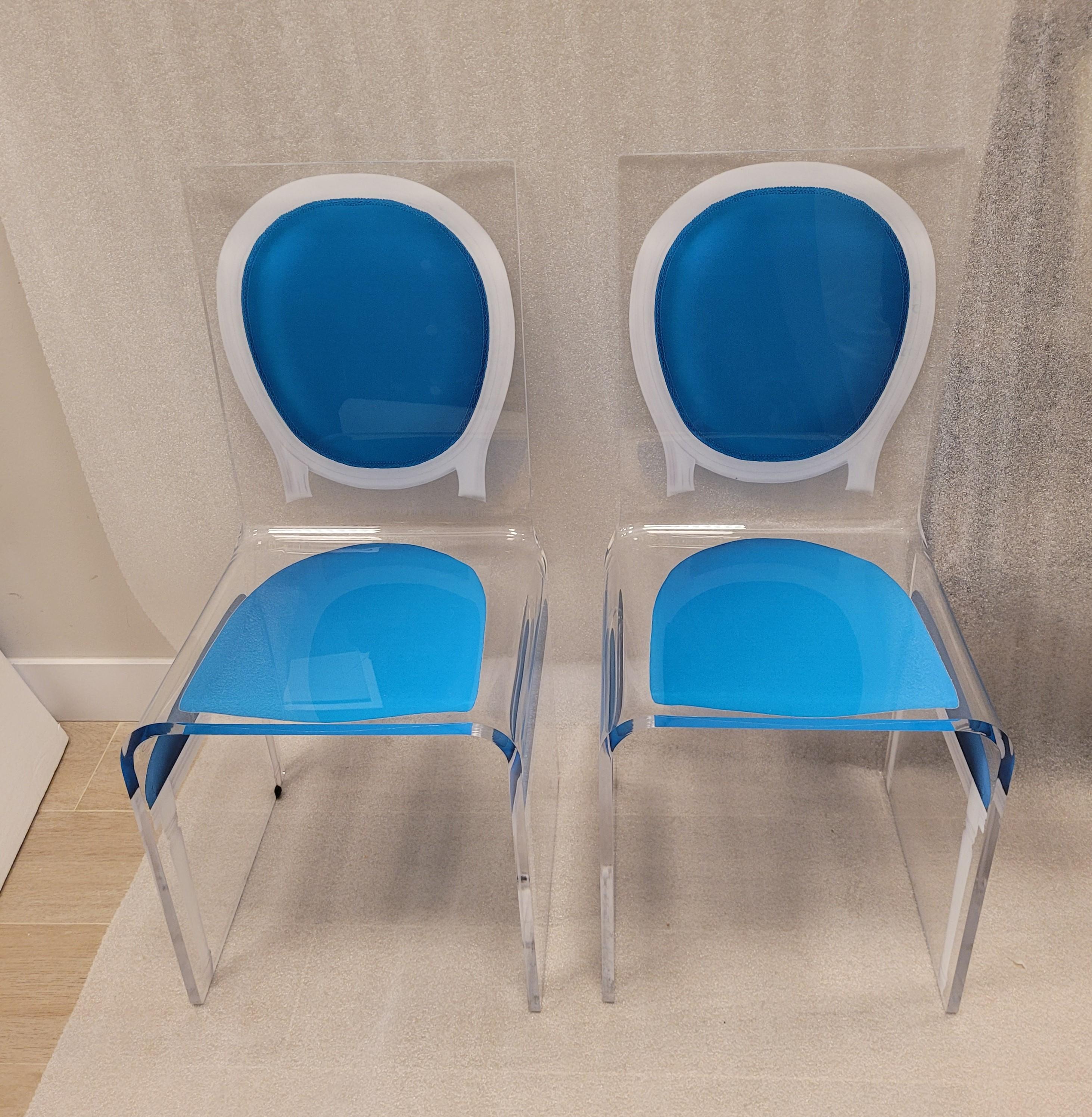 XXIe siècle et contemporain Acrila 90s - Ensemble de chaises de salle à manger bleues, noires et roses en lucite J.C.Castelbajac en vente