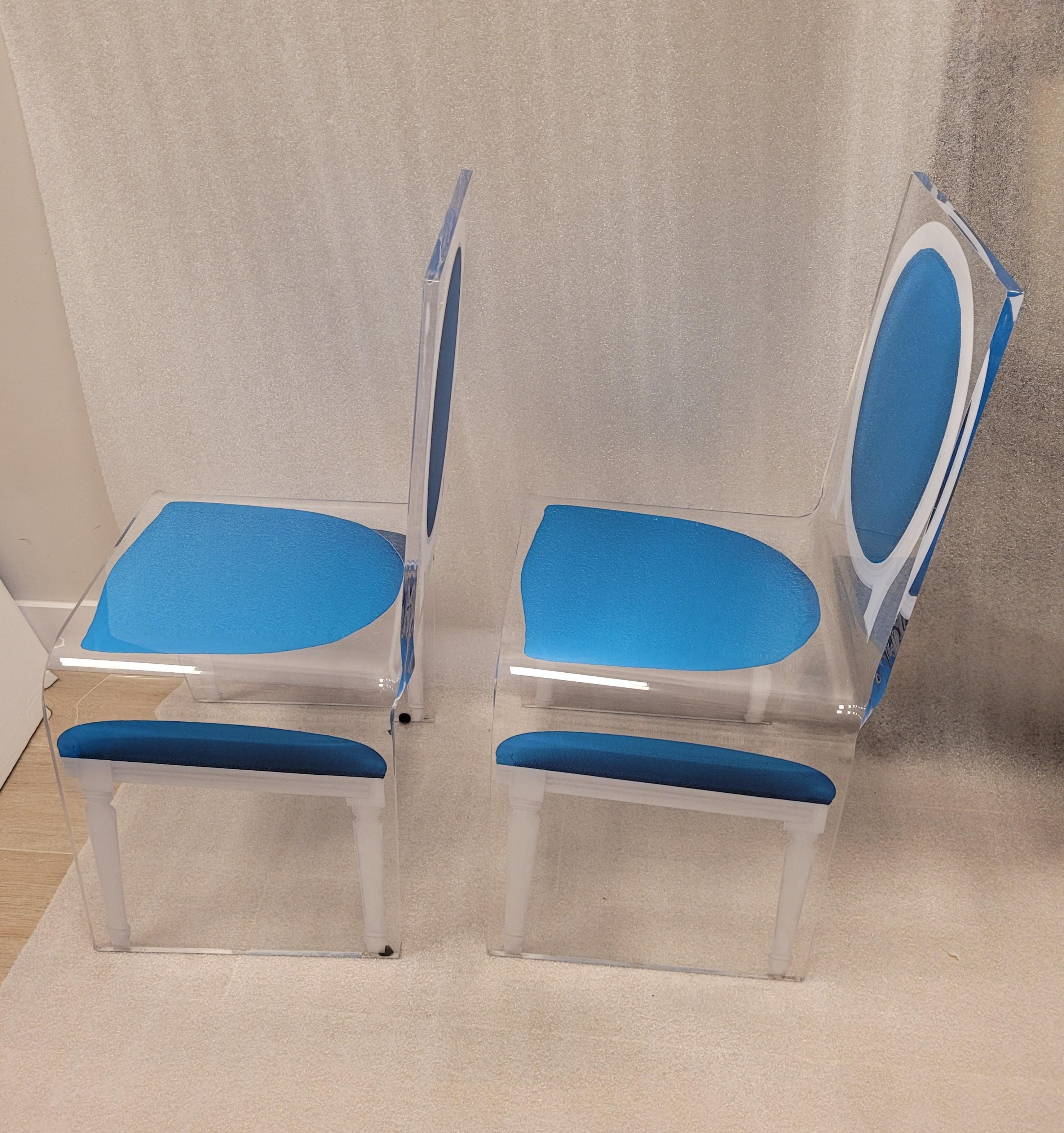 Lucite Acrila 90s - Ensemble de chaises de salle à manger bleues, noires et roses en lucite J.C.Castelbajac en vente