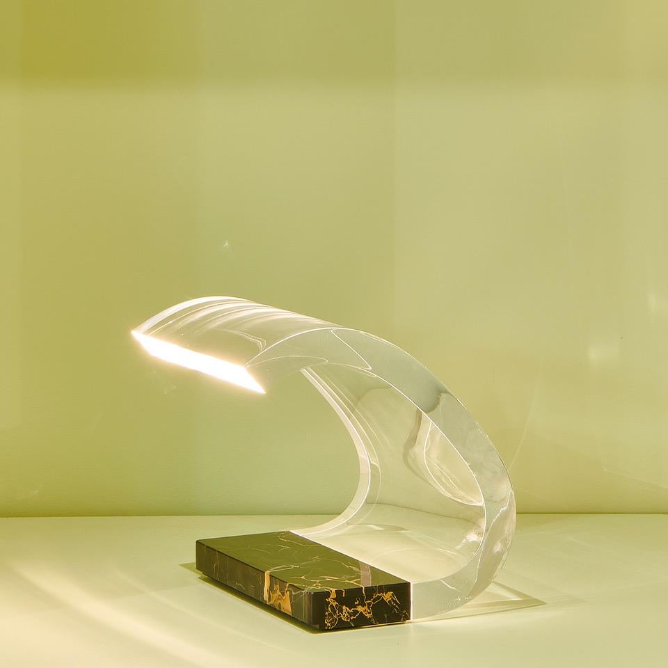 Das ursprünglich 1962 von Joe und Gianni Colombo entworfene Modell 281 mit dem Namen Acrilica Table Lamp von Oluce wurde so treffend benannt, weil es durch die Verwendung eines deutlich gebogenen Stücks Acryl auffällt und eine außergewöhnliche
