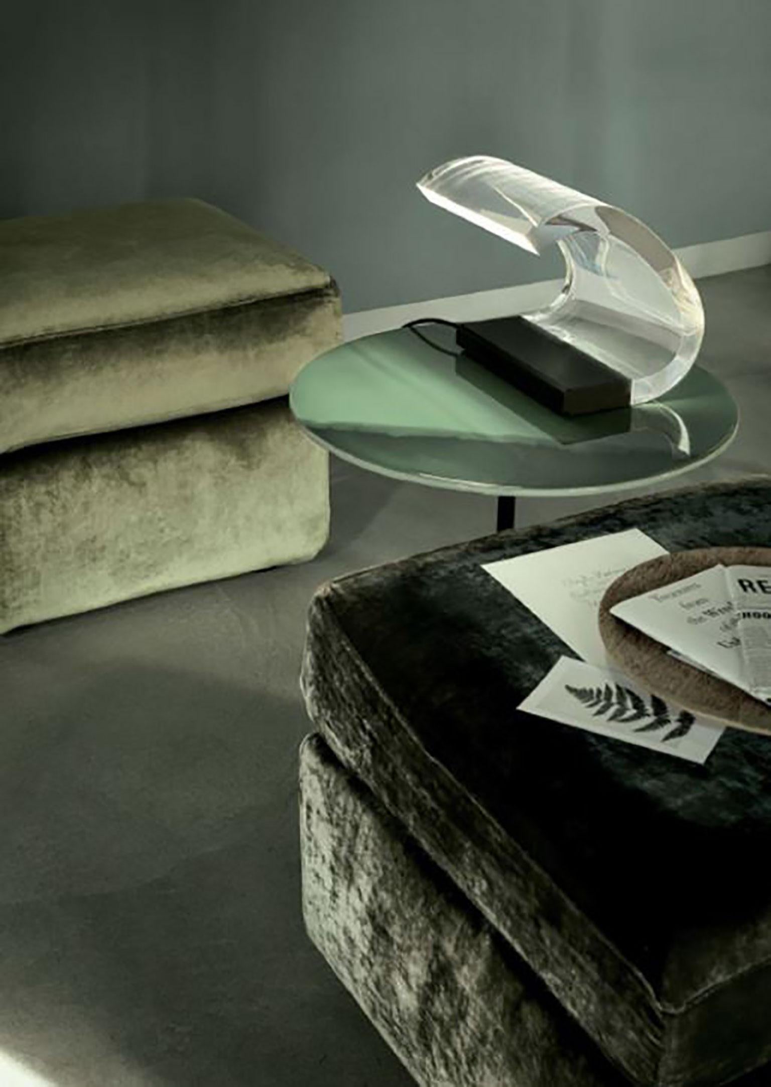 Die Tischleuchte Acrilica wurde von Marco Zanuso Soto für Oluce entworfen. Ursprünglich als Modell 281 bekannt, wurde es 1962 geschaffen und erhielt aufgrund der überraschenden Innovation seiner signifikanten Kurve aus Acryl sofort den Spitznamen