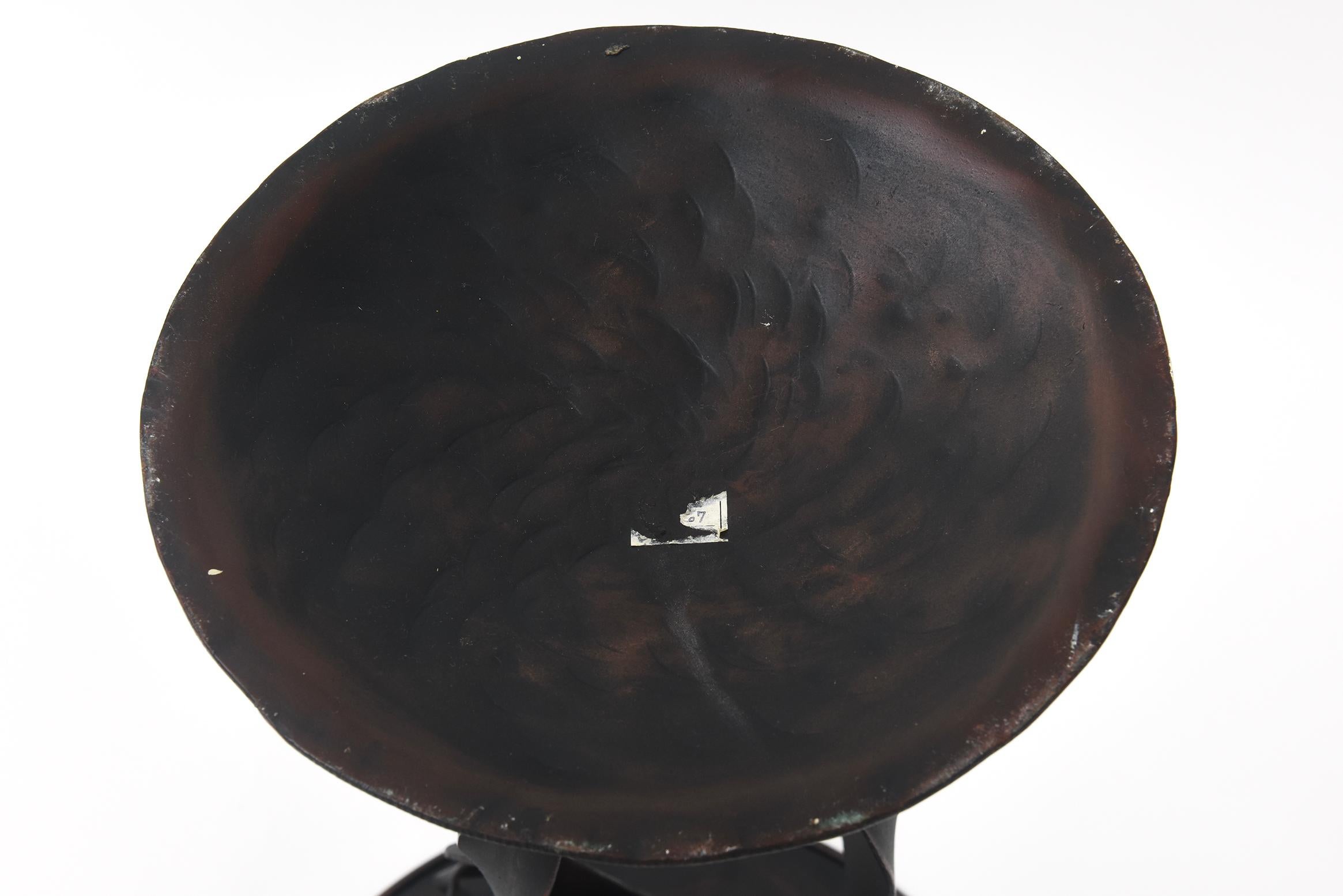 Table d'appoint figurative en métal en vente 5