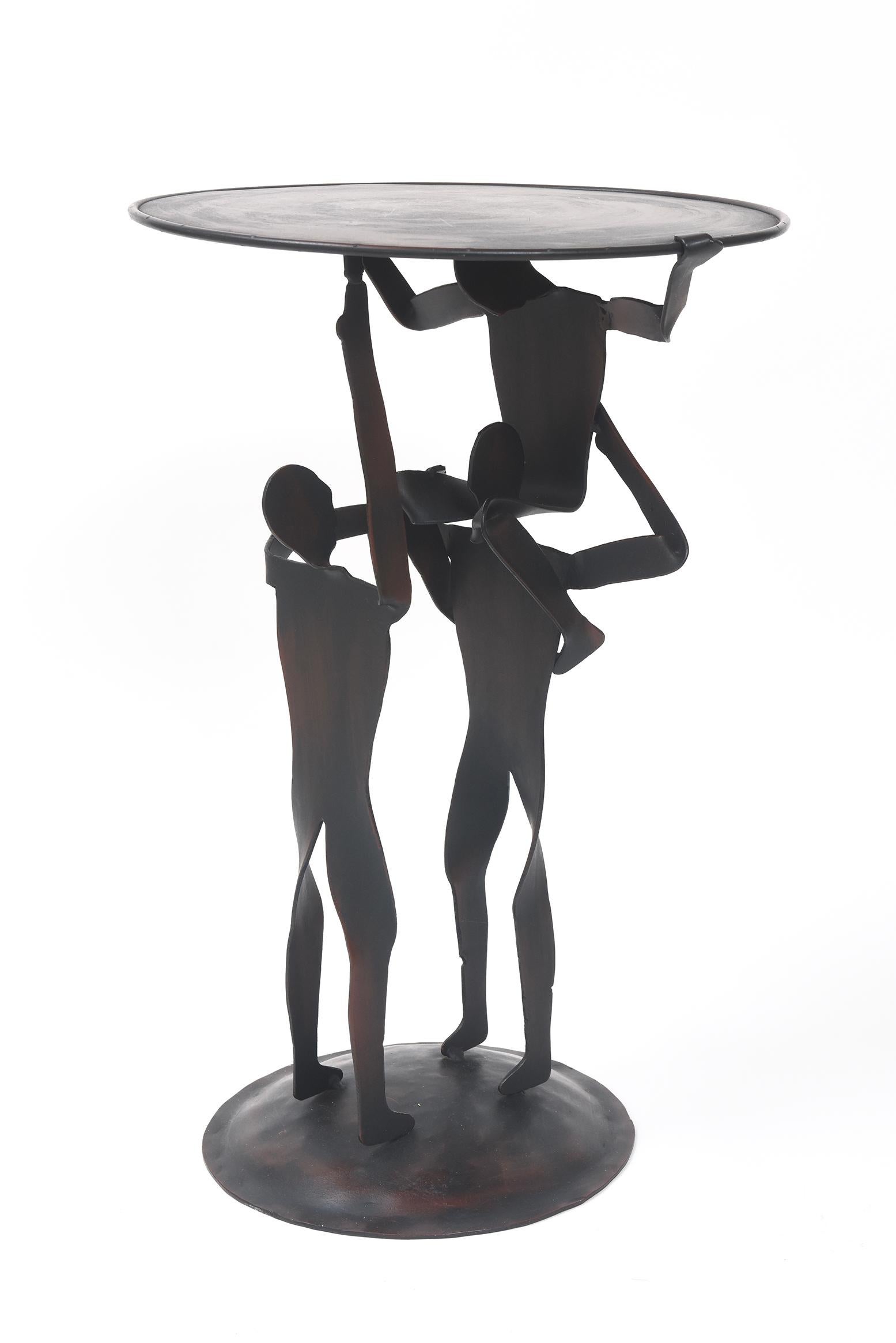 Table d'appoint figurative amusante avec 3 acrobates qui soutiennent le plateau de la table. 