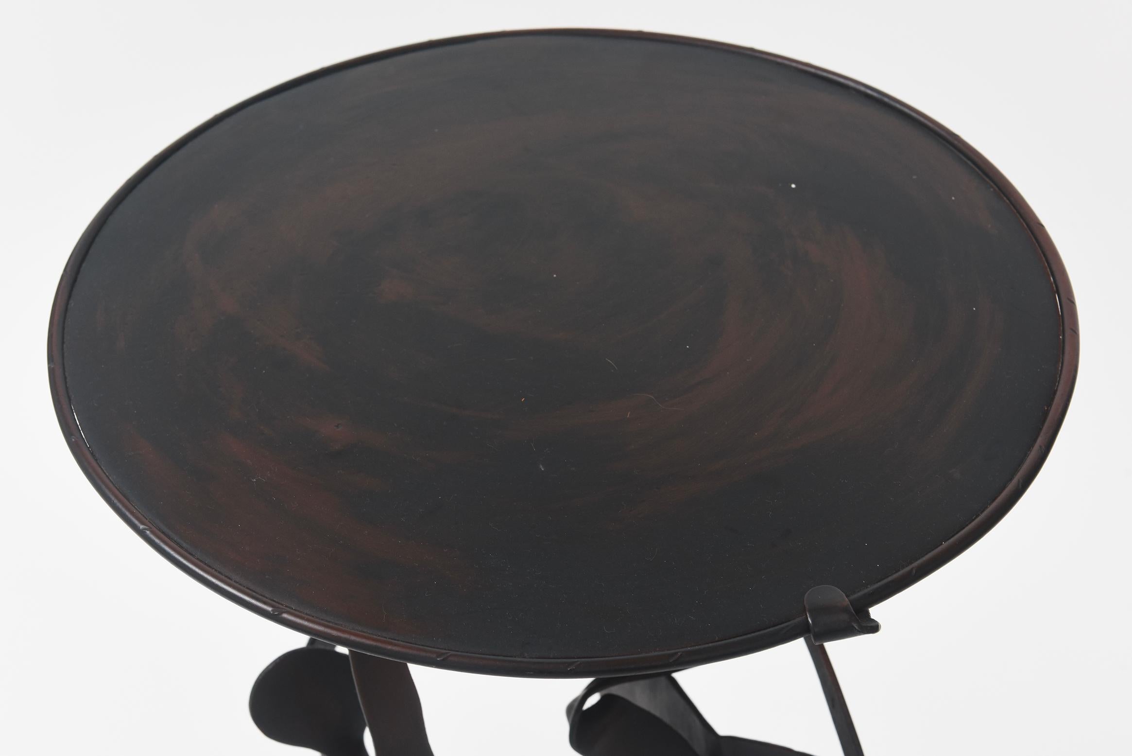Table d'appoint figurative en métal en vente 1