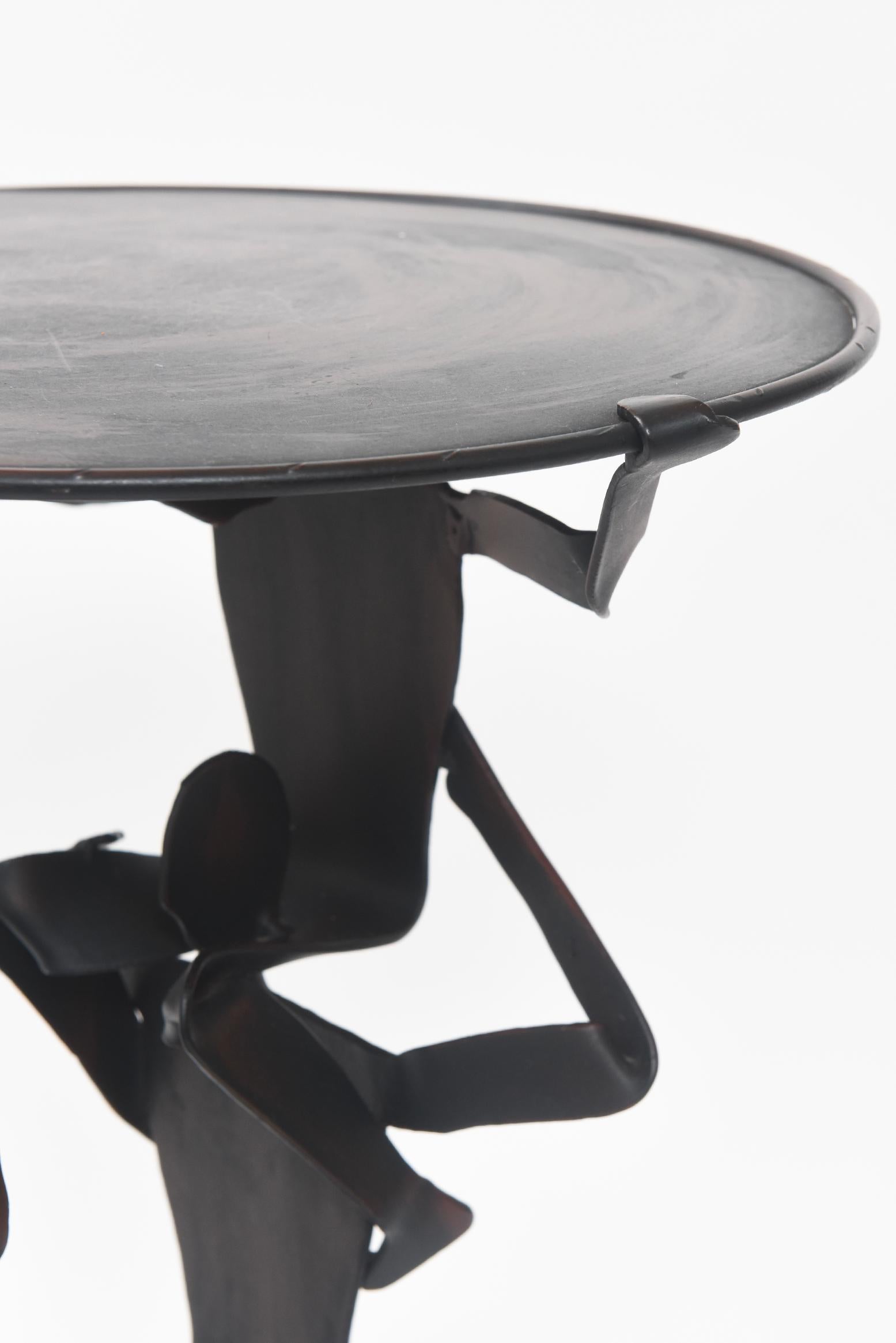 Table d'appoint figurative en métal en vente 4